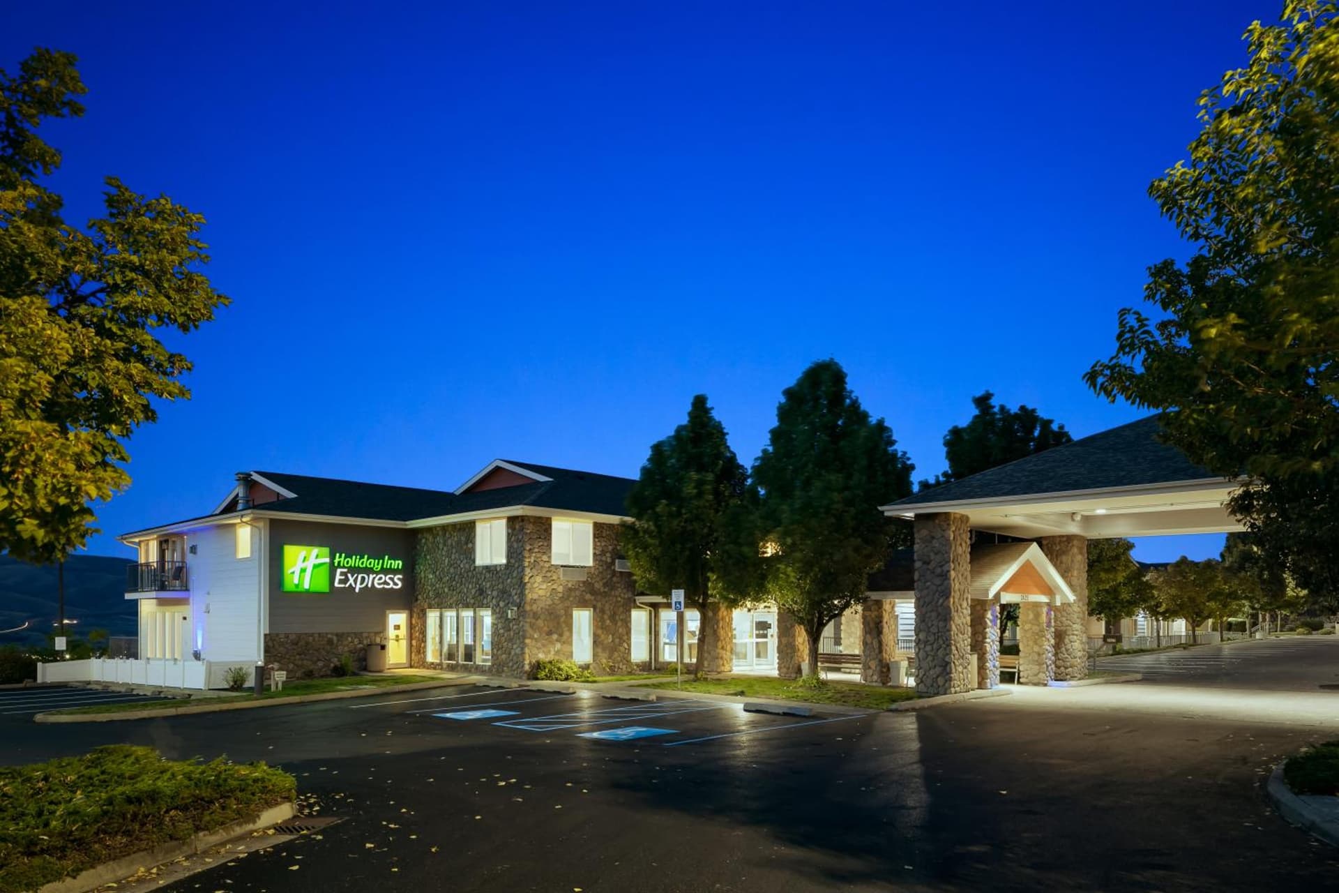 Holiday Inn Express Lewiston by IHG featured exterior or lobby in Lewiston, ID — similar hotel