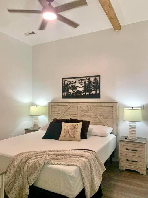 Mountain Top Bungalow interior in Sevierville, TN — gallery photo 2