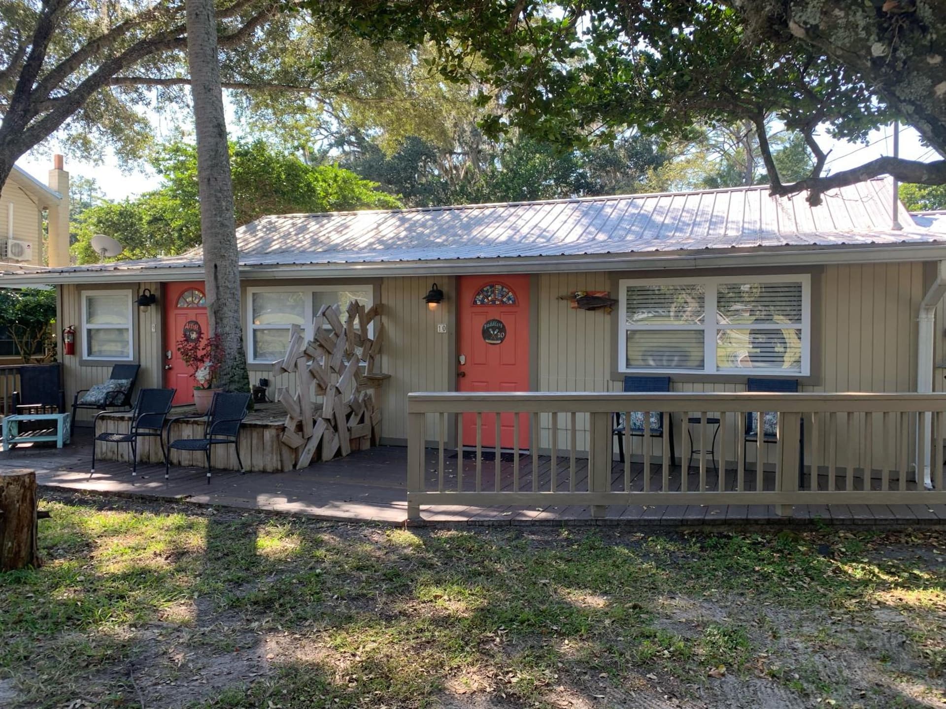 Nature Coast Inn & Cottages featured exterior or lobby in Inglis, FL — similar hotel