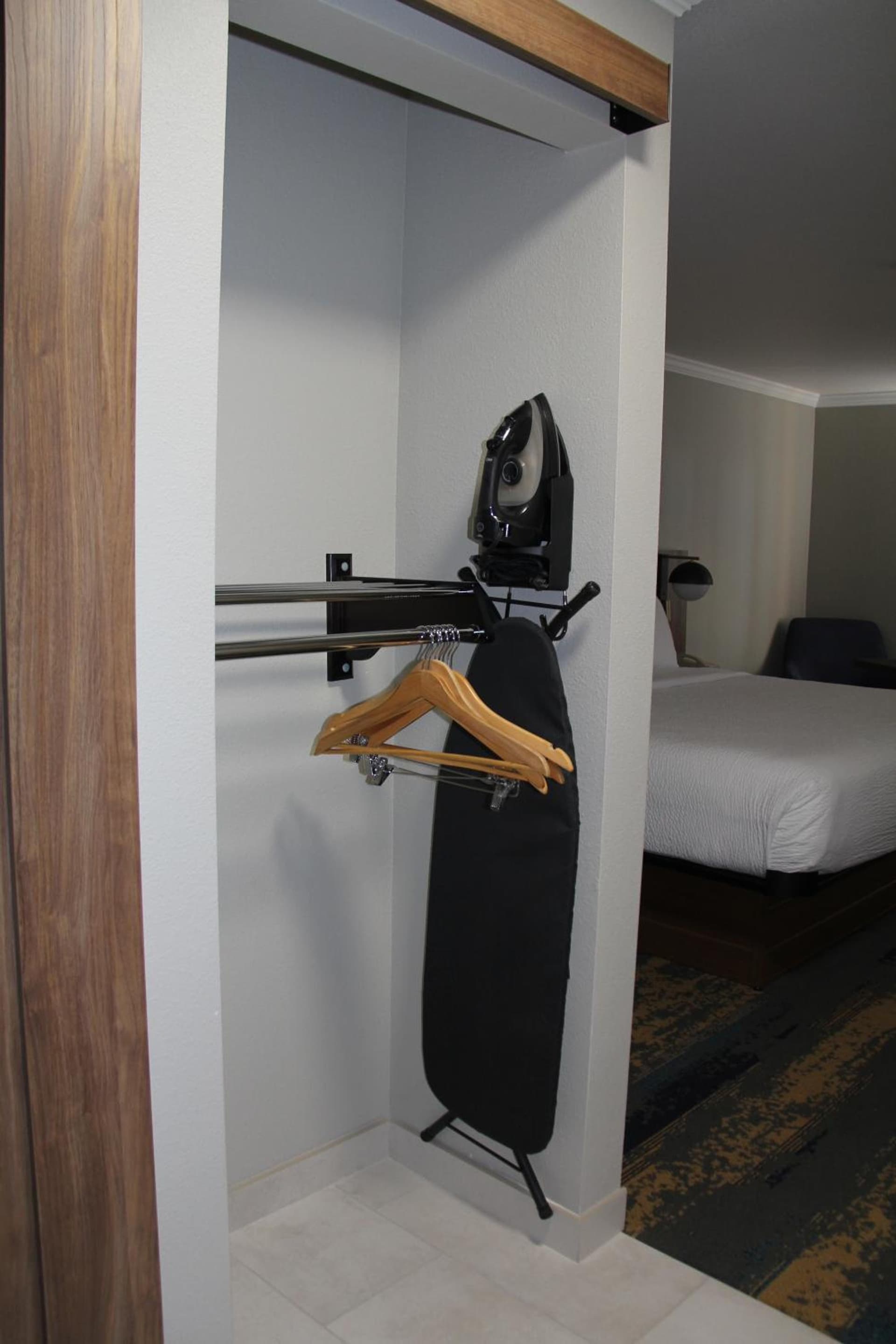 La Quinta Inn & Suites by Wyndham Yakima Downtown interior in Yakima, WA — gallery photo 2