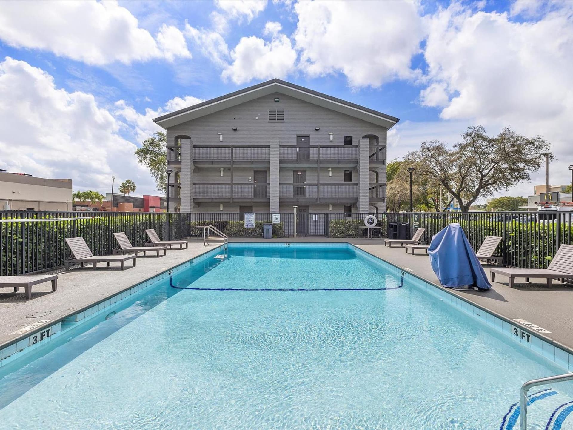 La Quinta Inn by Wyndham Miami Airport North gallery photo in Miami, FL — image 29