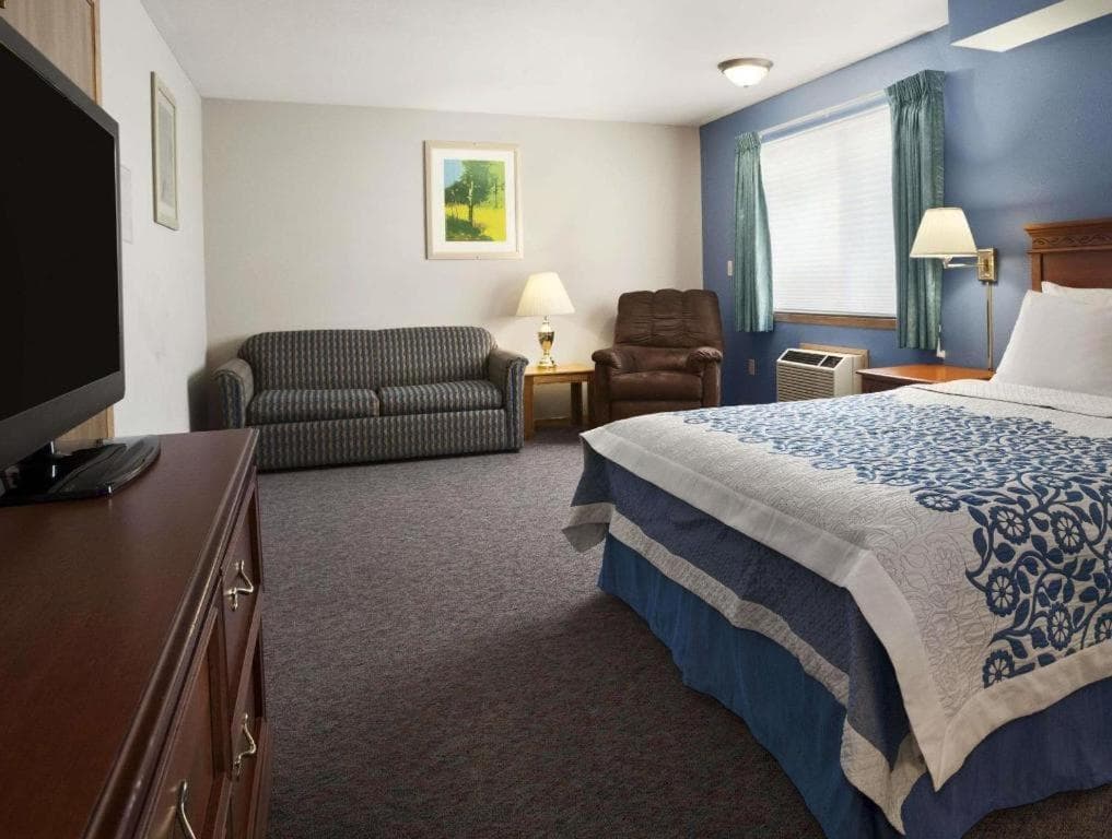 Days Inn by Wyndham Lacey Olympia Area interior in Lacey, WA — gallery photo 2