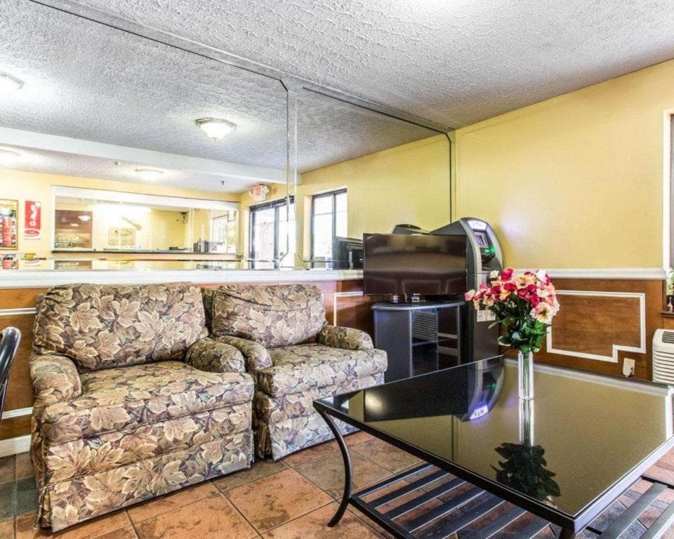 Econo Lodge Decatur - Atlanta East interior in Decatur, GA — gallery photo 2