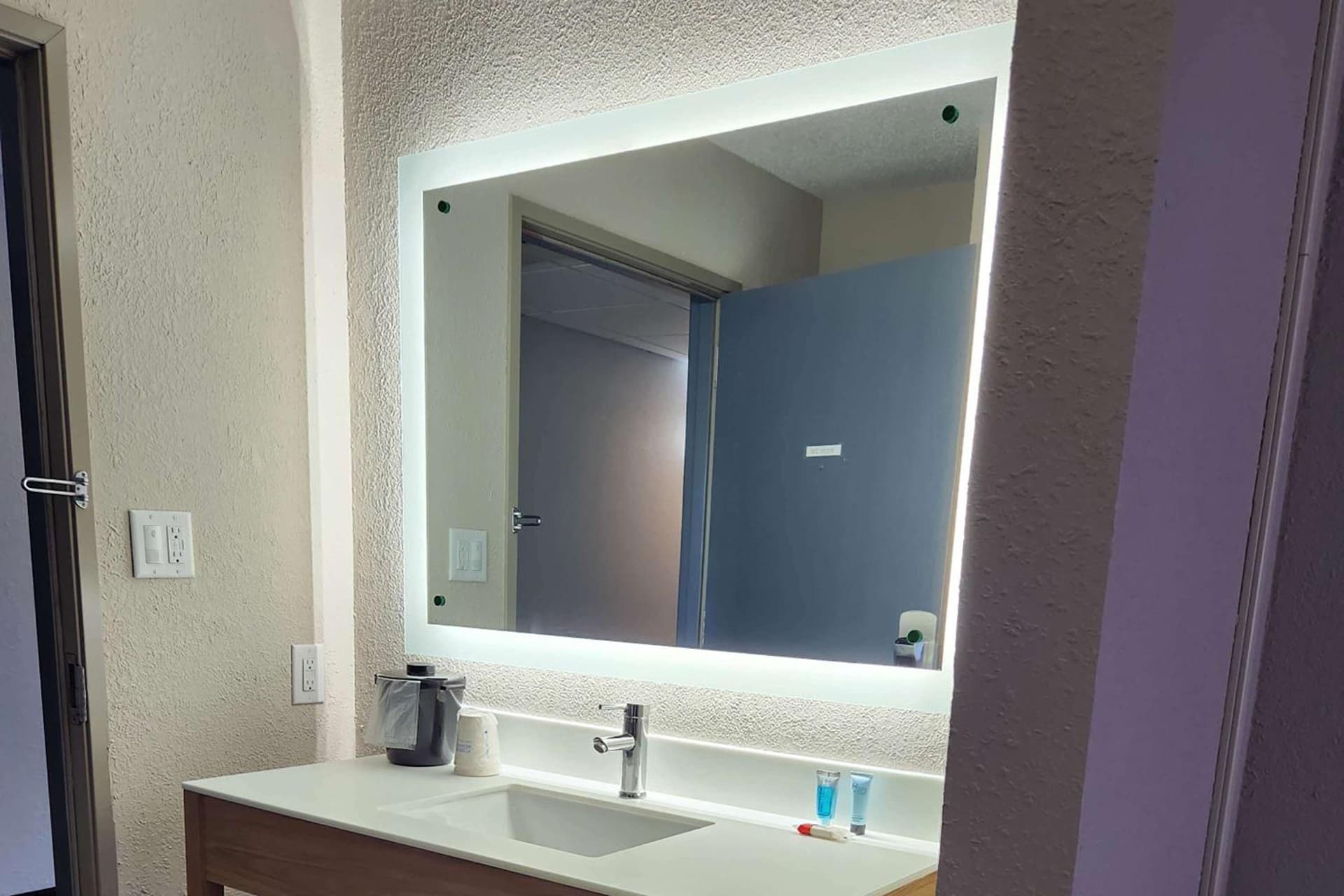 Days Inn by Wyndham Davenport interior in Davenport, IA — gallery photo 2