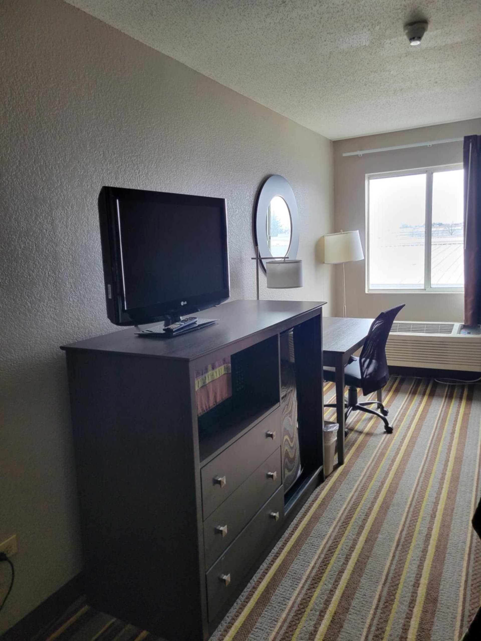 Super 8 by Wyndham Aurora/Naperville Area interior in Aurora, IL — gallery photo 2