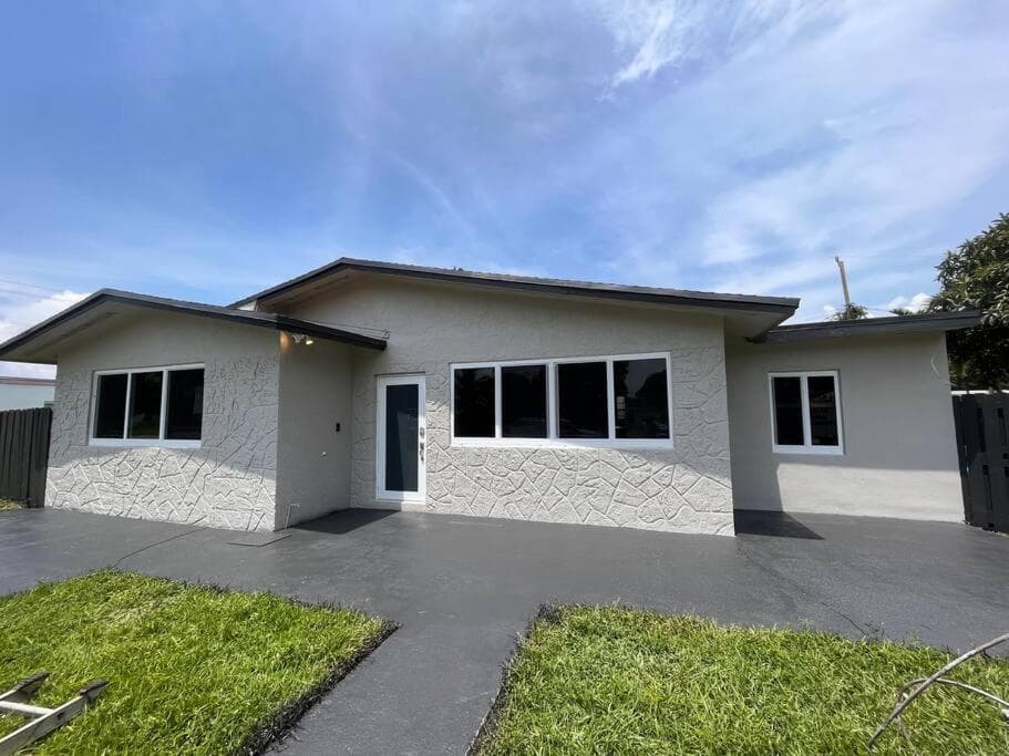 King Bed 3 miles to Stadium featured exterior or lobby in Miami Gardens, FL — similar hotel