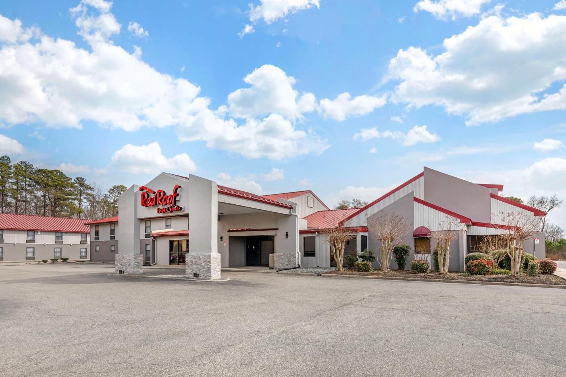 Red Roof Inn & Suites Newport News interior in Newport News, VA — gallery photo 2