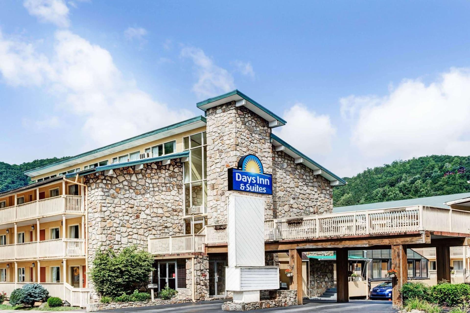 Days Inn & Suites by Wyndham Downtown Gatlinburg Parkway interior in Gatlinburg, TN — gallery photo 2