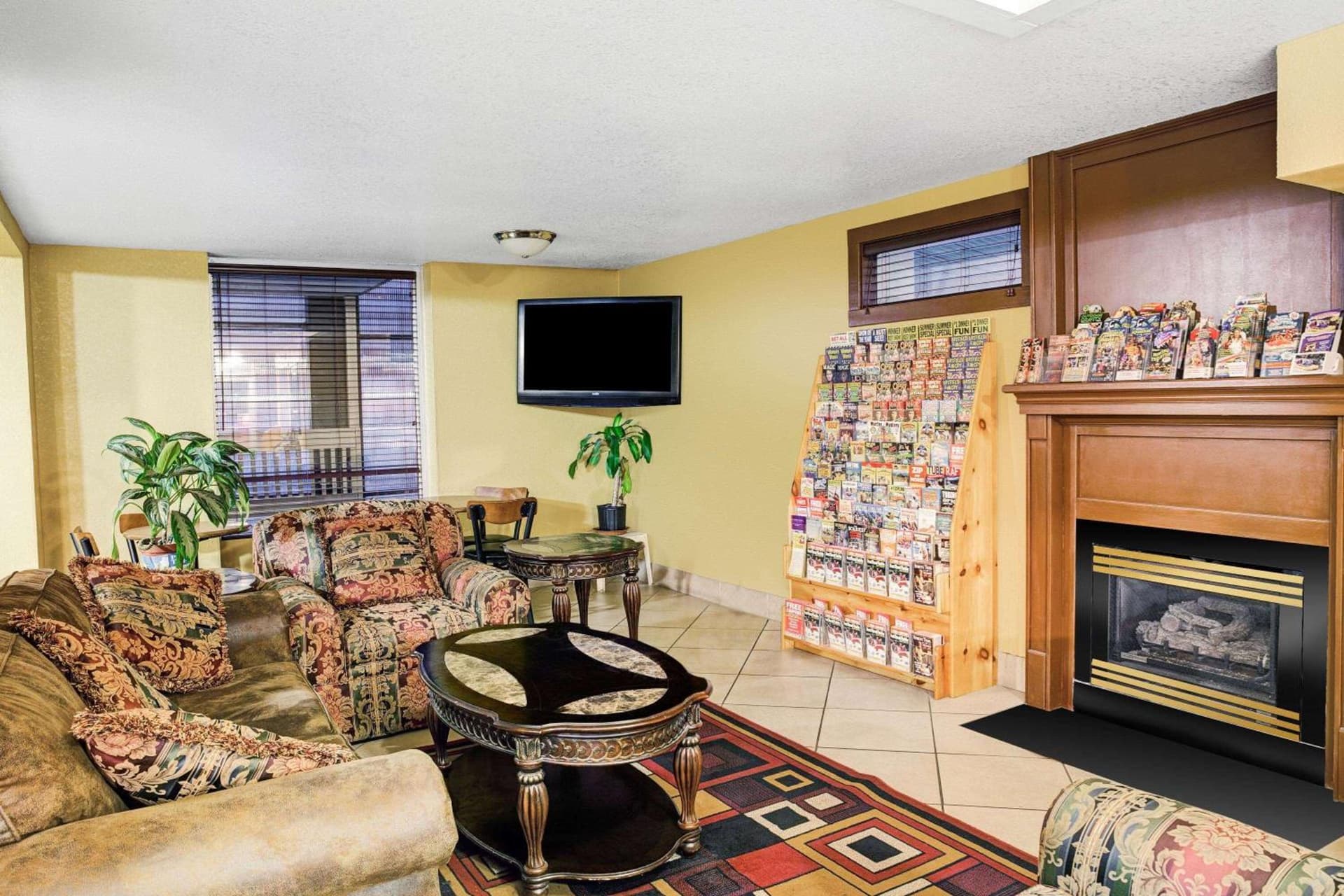 Days Inn & Suites by Wyndham Downtown Gatlinburg Parkway property views in Gatlinburg, TN — gallery photo 3