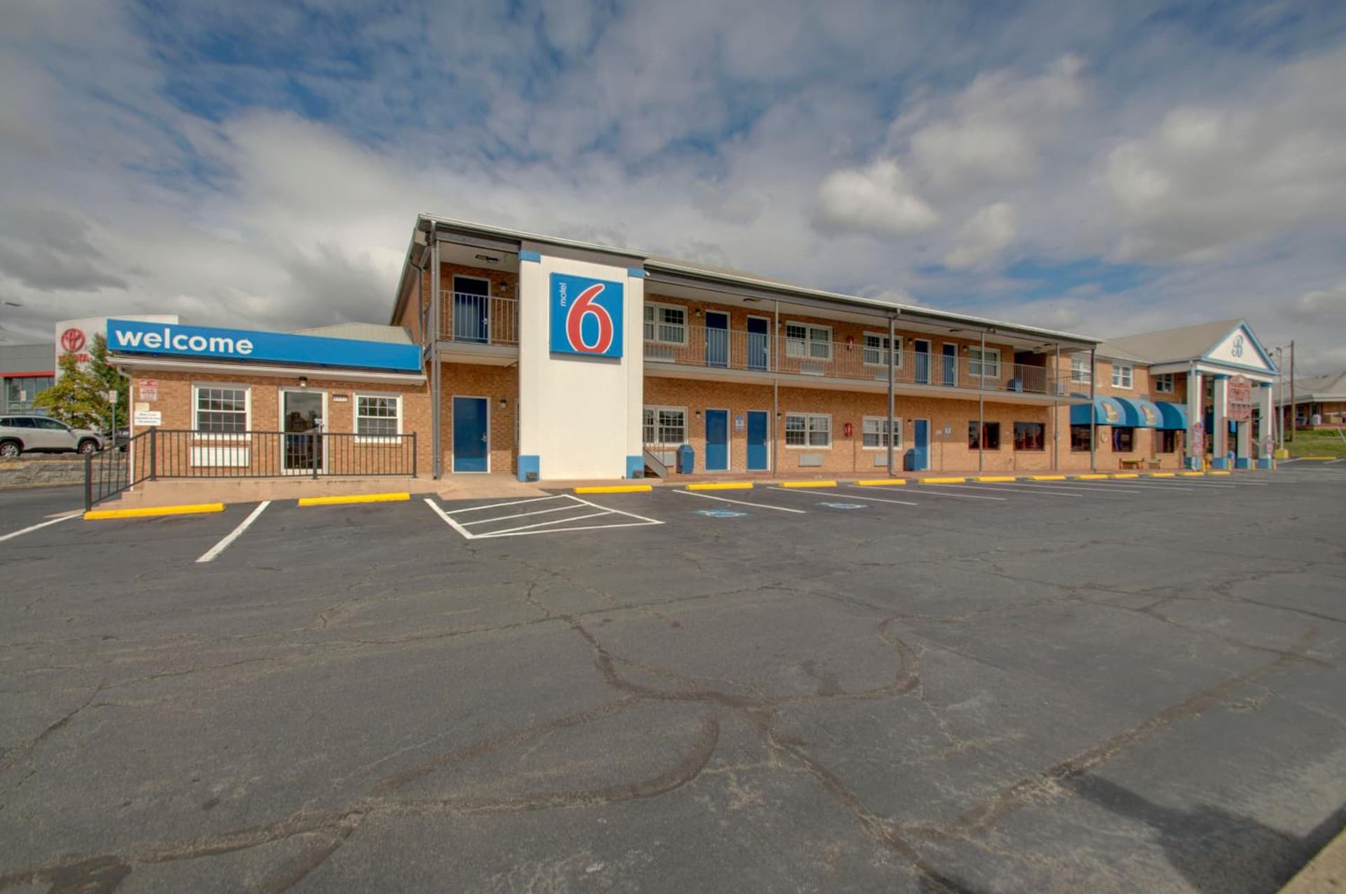 Motel 6-Falls Church, VA - Arlington Boulevard featured exterior or lobby in Falls Church, VA — similar hotel