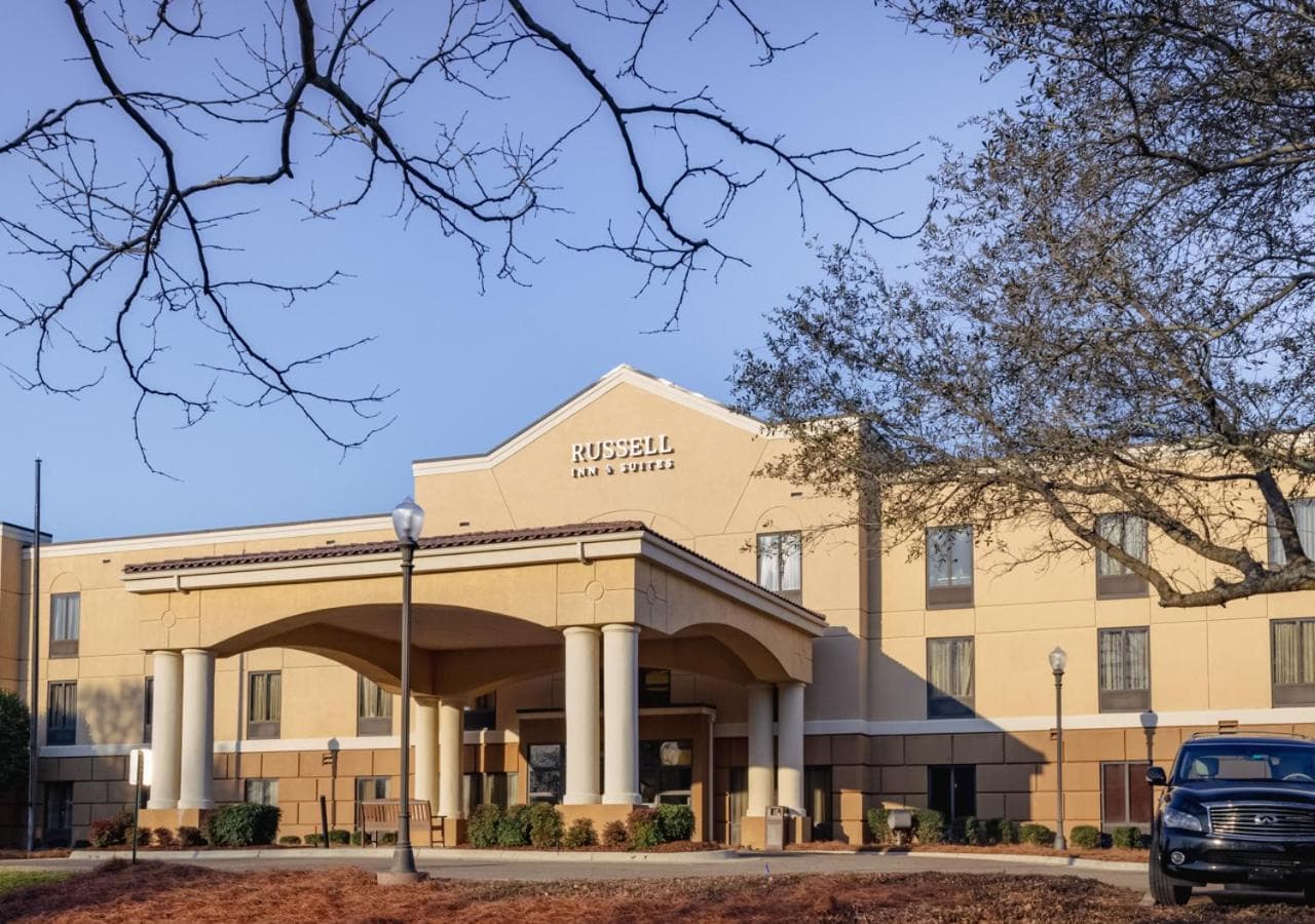 Russell Inn and Suites — hotel in Starkville, Mississippi
