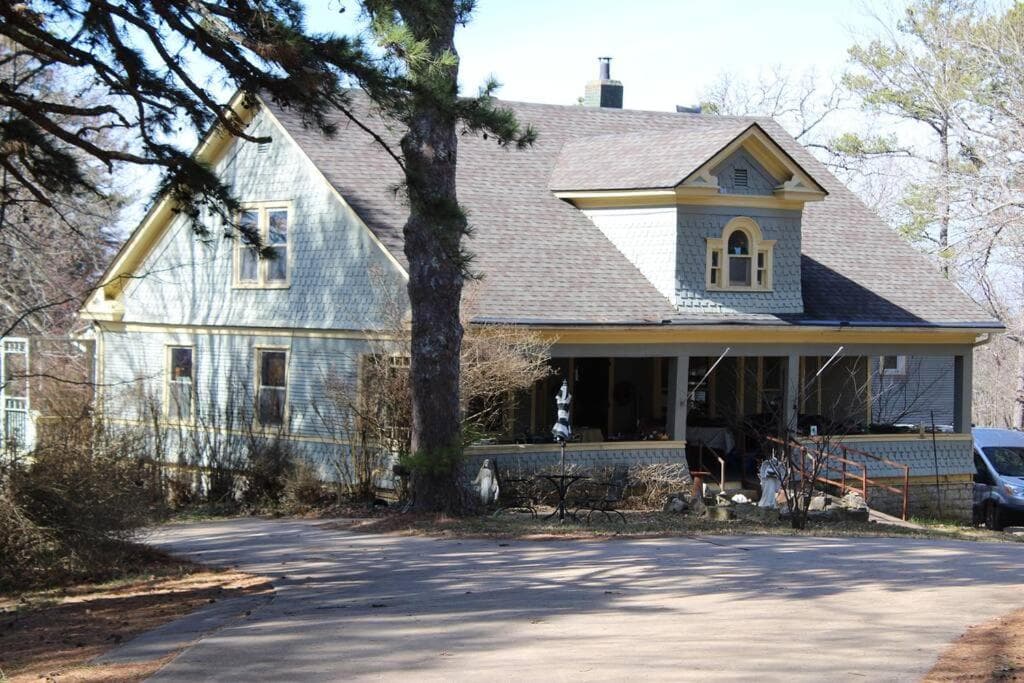 The Tumble Inn featured exterior or lobby in Eureka Springs, AR — similar hotel