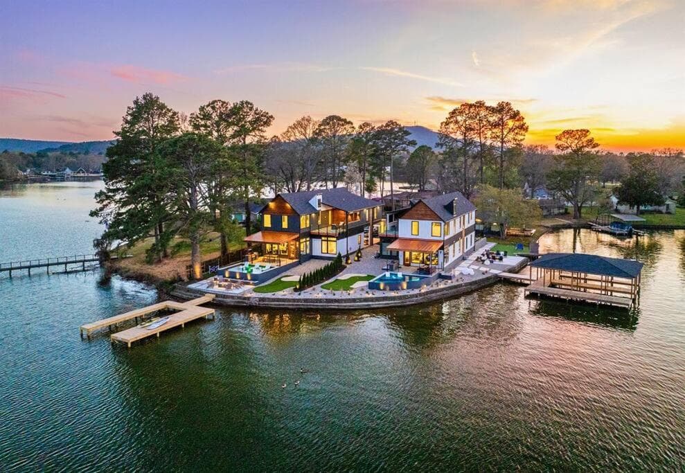 Emerald Point featured exterior or lobby in Lake Hamilton, AR — similar hotel