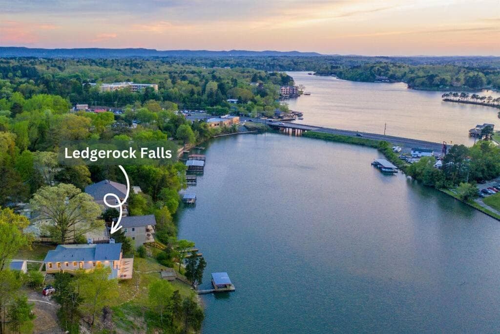 Ledgerock Falls featured exterior or lobby in Hot Springs, AR — similar hotel