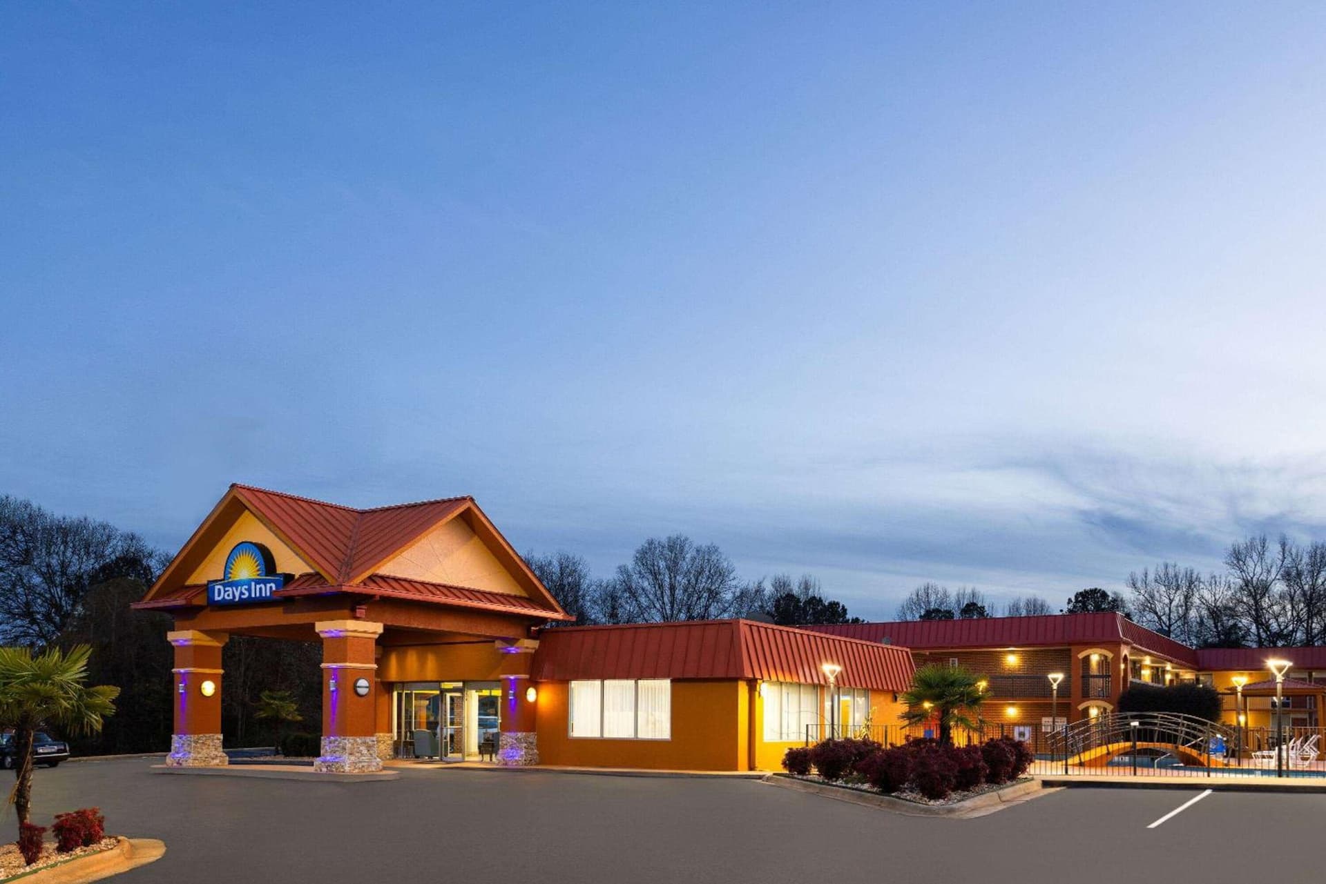 Days Inn by Wyndham Forsyth interior in Forsyth, GA — gallery photo 2