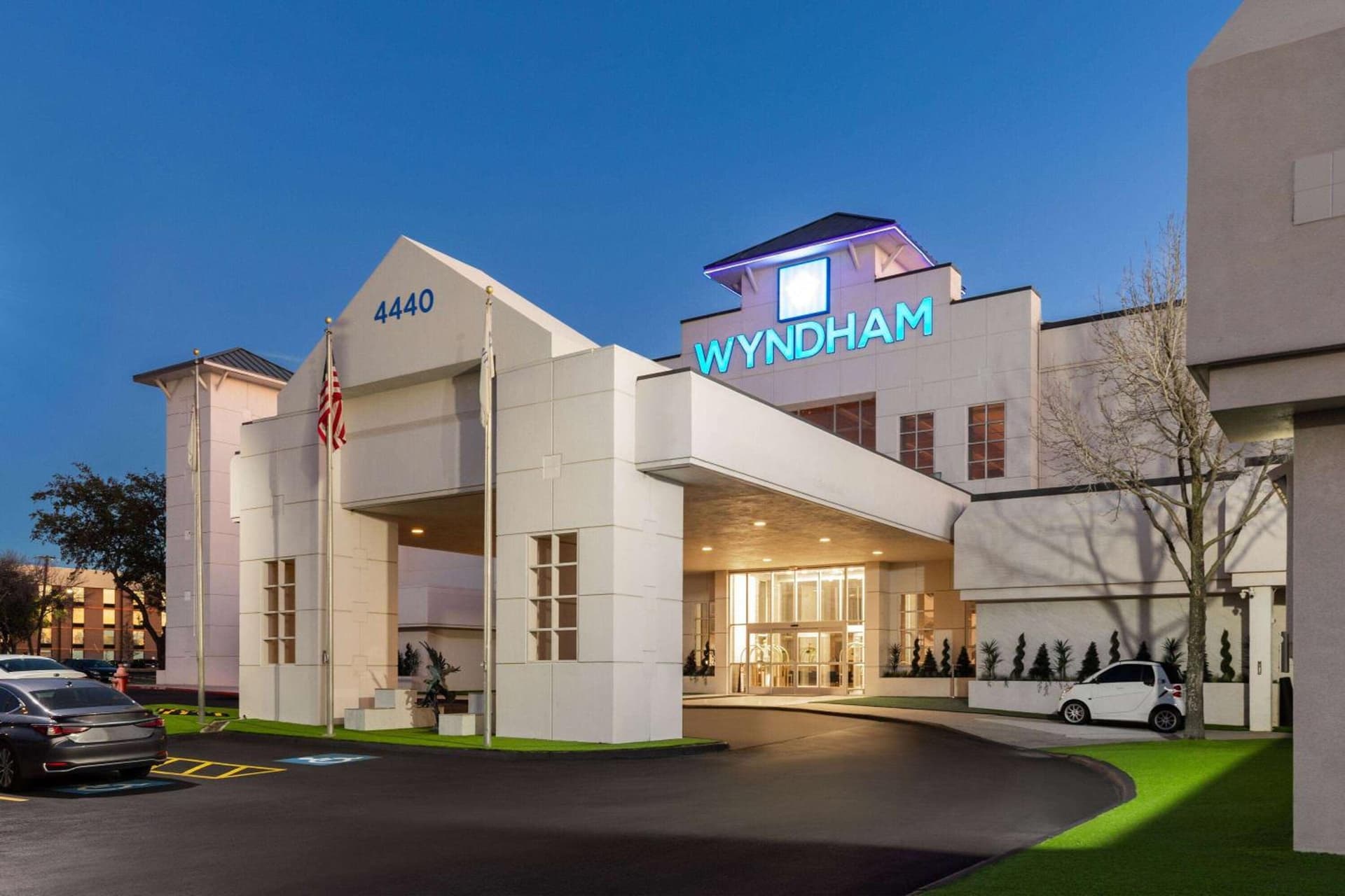Wyndham DFW Airport interior in Irving, TX — gallery photo 2