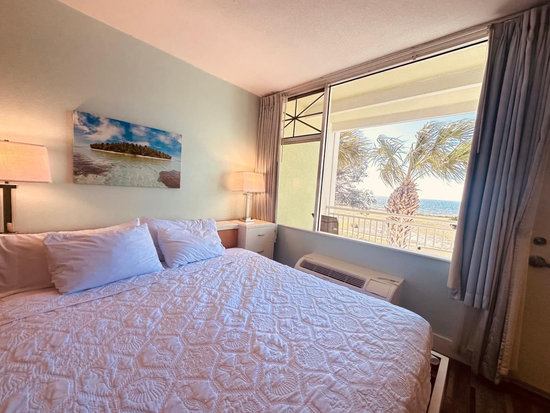 TAMPA BAY, BEACH step away, WIFI, FREE PARKING,POOLS, JACUZZI gallery photo in Ruskin, FL — image 92