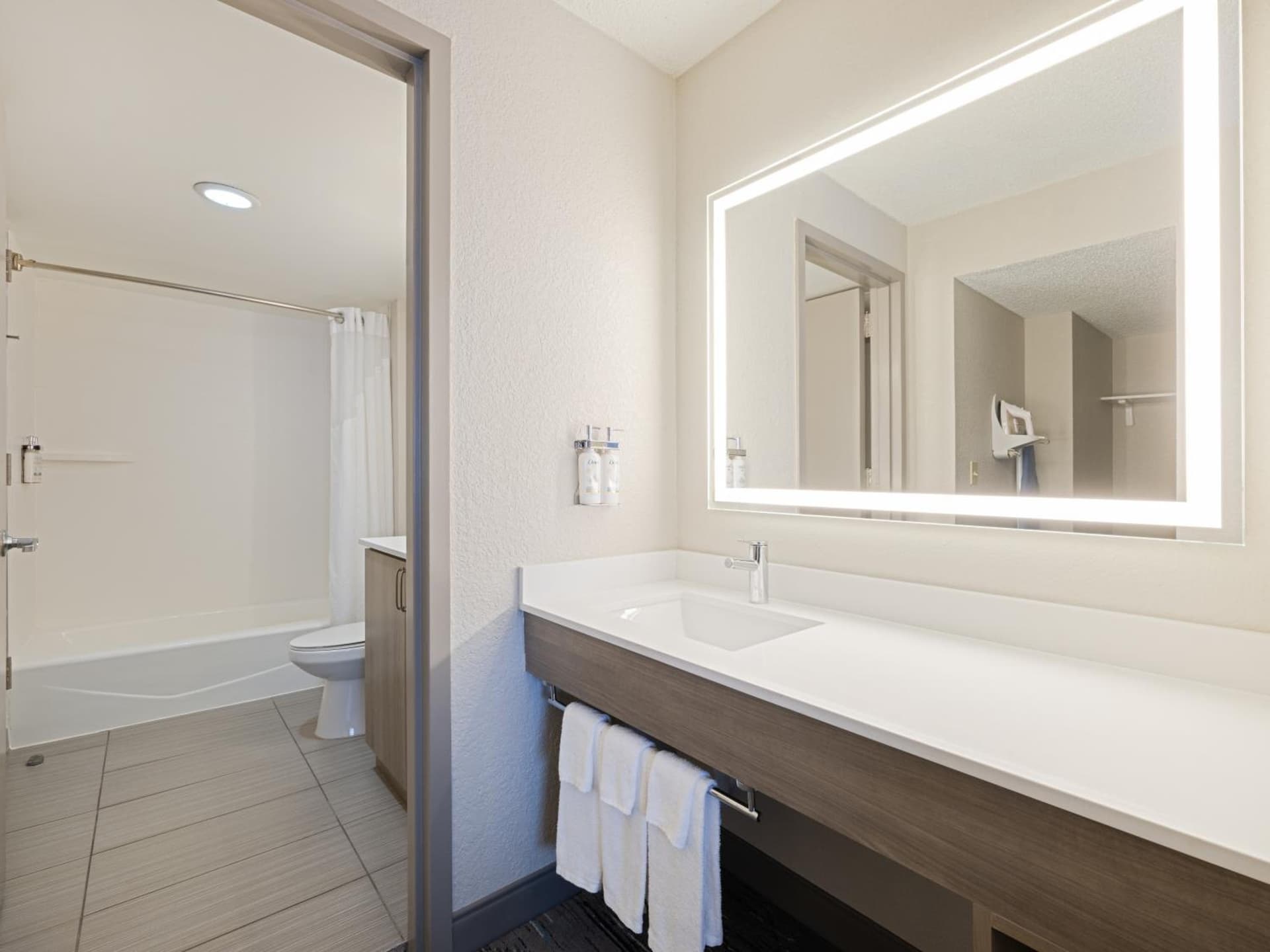 Holiday Inn Express Hotel & Suites Ft. Lauderdale-Plantation by IHG gallery photo in Plantation, FL — image 9