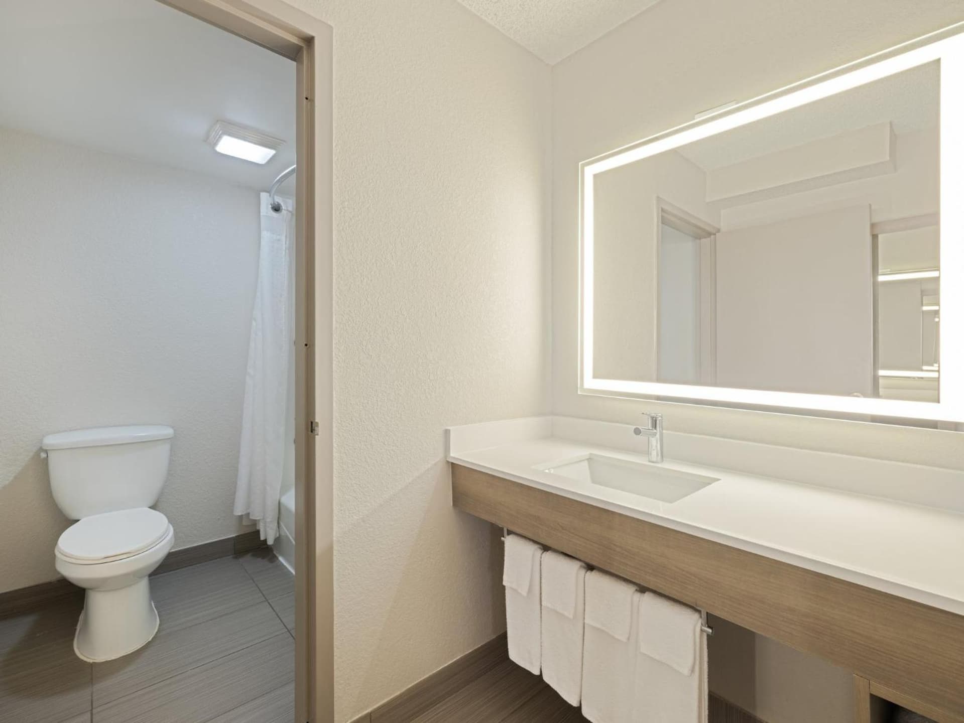 Holiday Inn Express Hotel & Suites Ft. Lauderdale-Plantation by IHG gallery photo in Plantation, FL — image 7