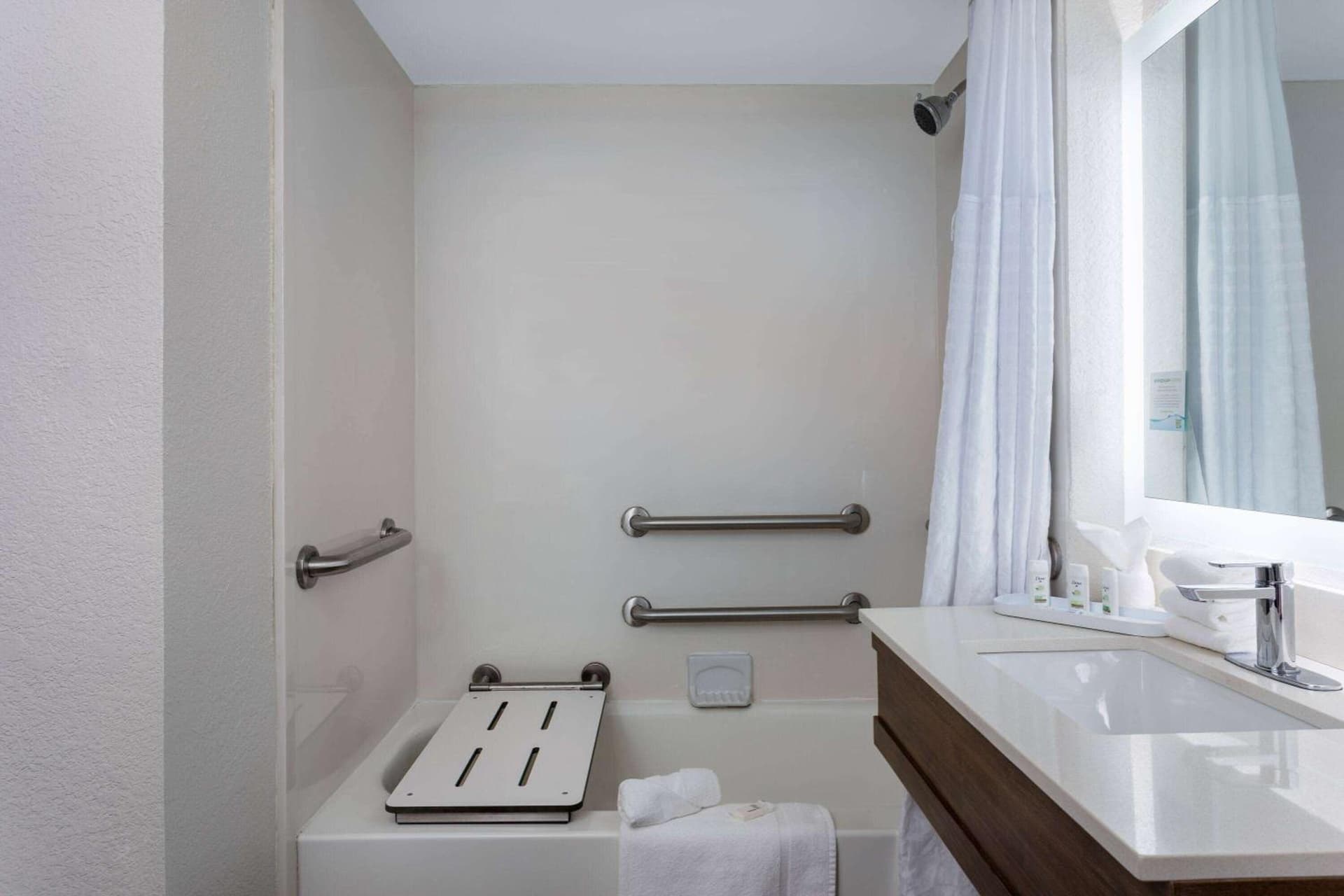 La Quinta Inn by Wyndham Pensacola gallery photo in Pensacola, FL — image 10