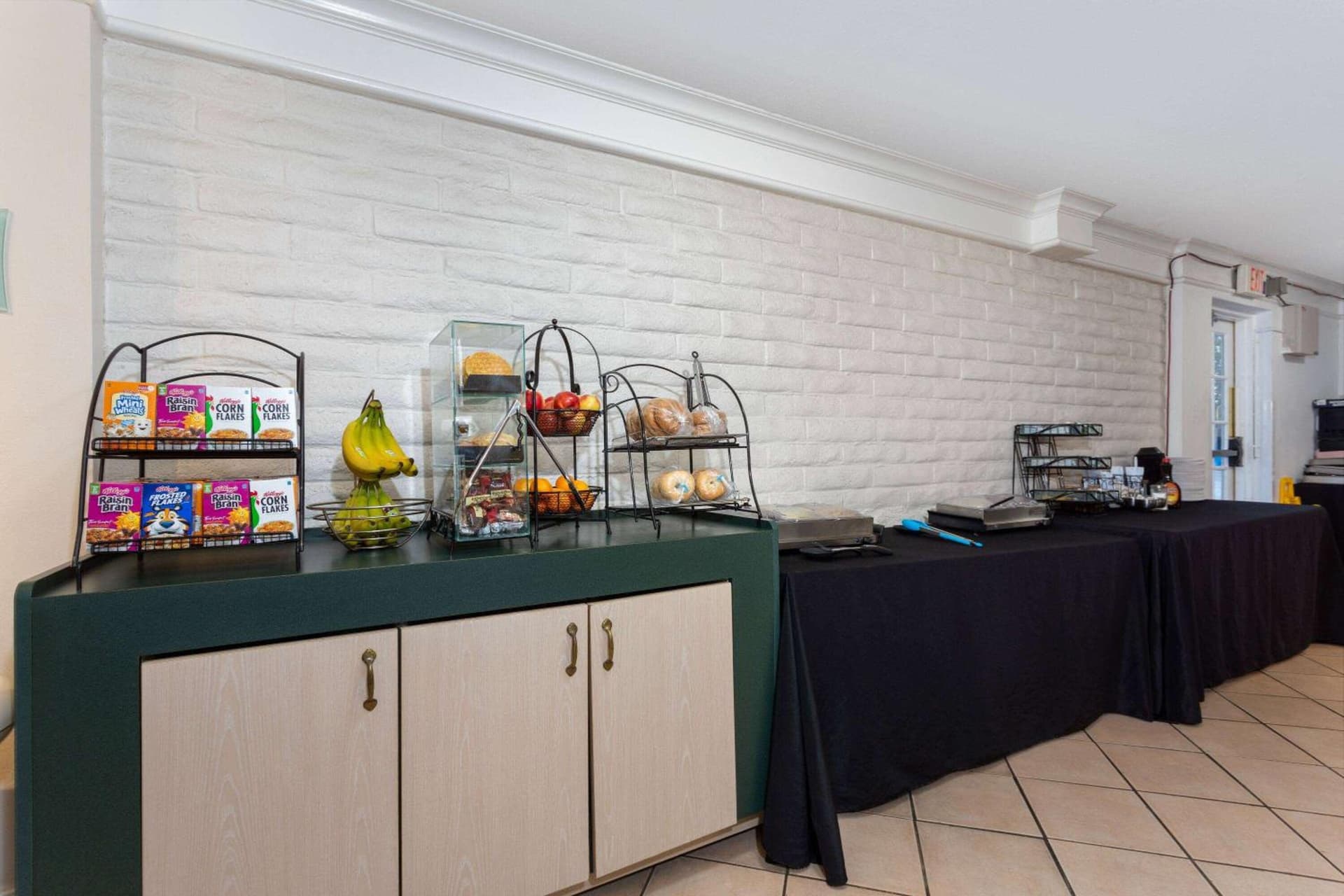 La Quinta Inn by Wyndham Pensacola gallery photo in Pensacola, FL — image 7