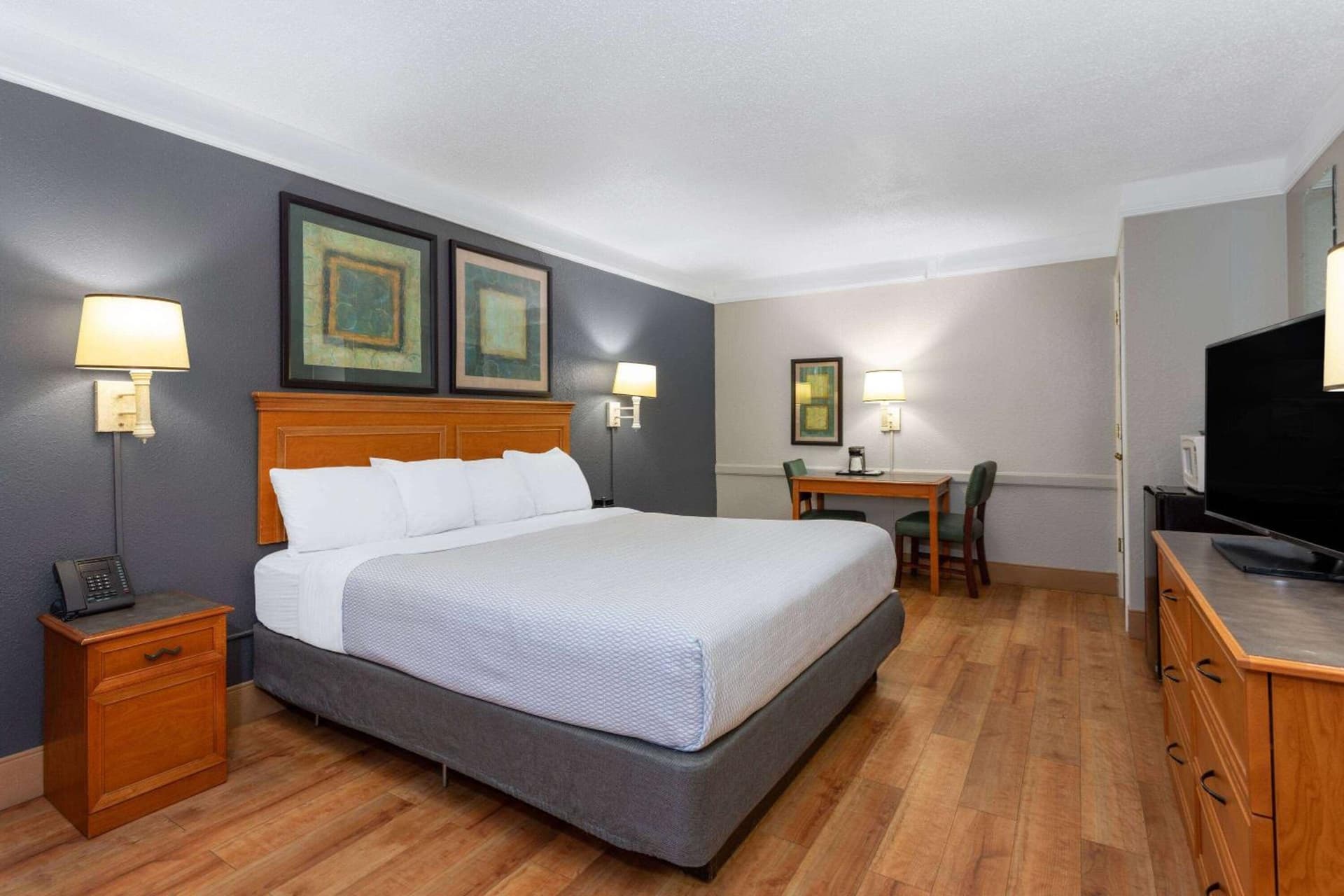 La Quinta Inn by Wyndham Pensacola gallery photo in Pensacola, FL — image 14