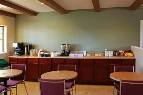 Oak Ridge Inn interior in Plymouth, CA — gallery photo 2