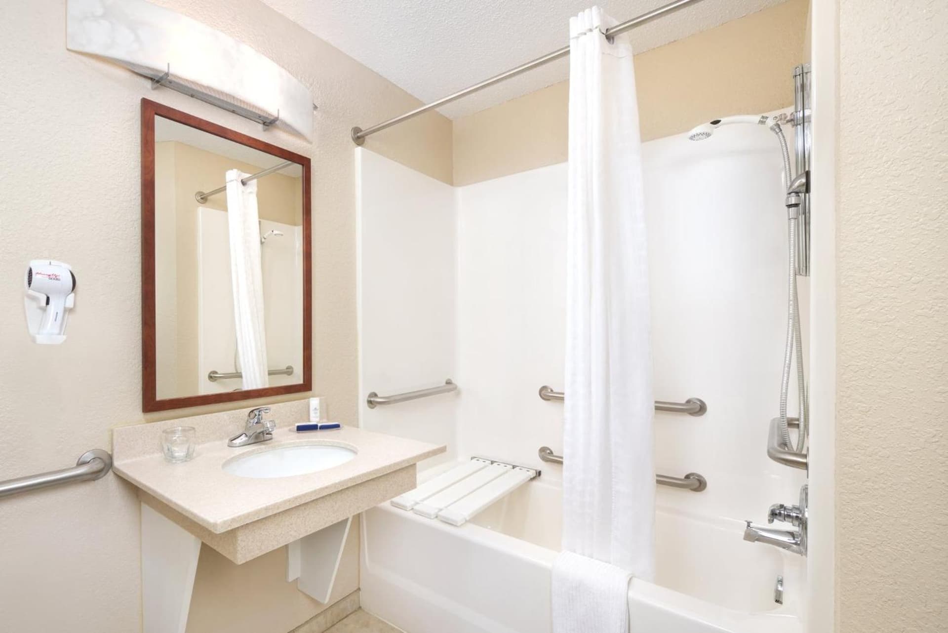 Candlewood Suites Kenosha - Pleasant Prairie by IHG interior in Pleasant Prairie, WI — gallery photo 2