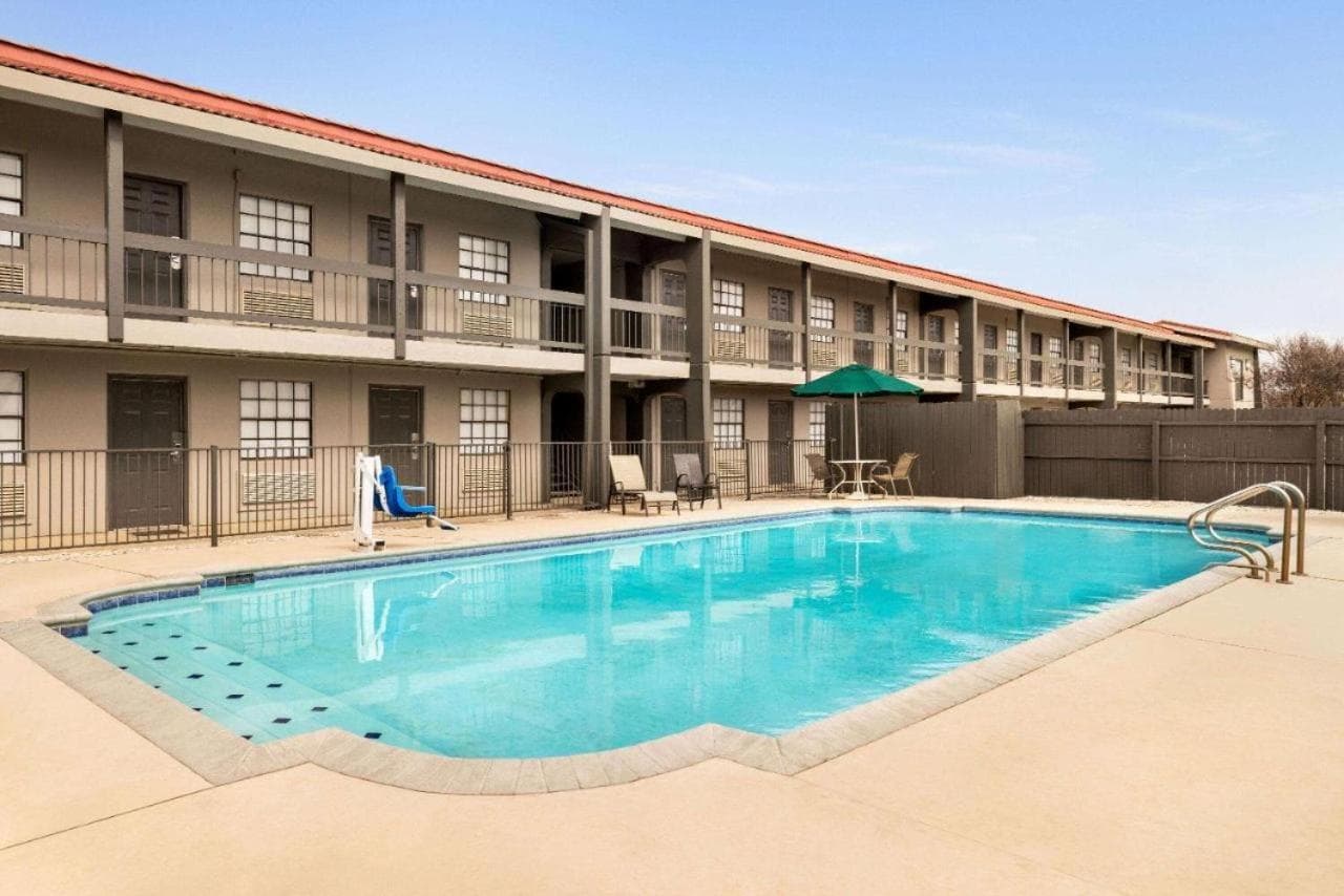 La Quinta Inn by Wyndham Corpus Christi North gallery photo in Corpus Christi, TX — image 82