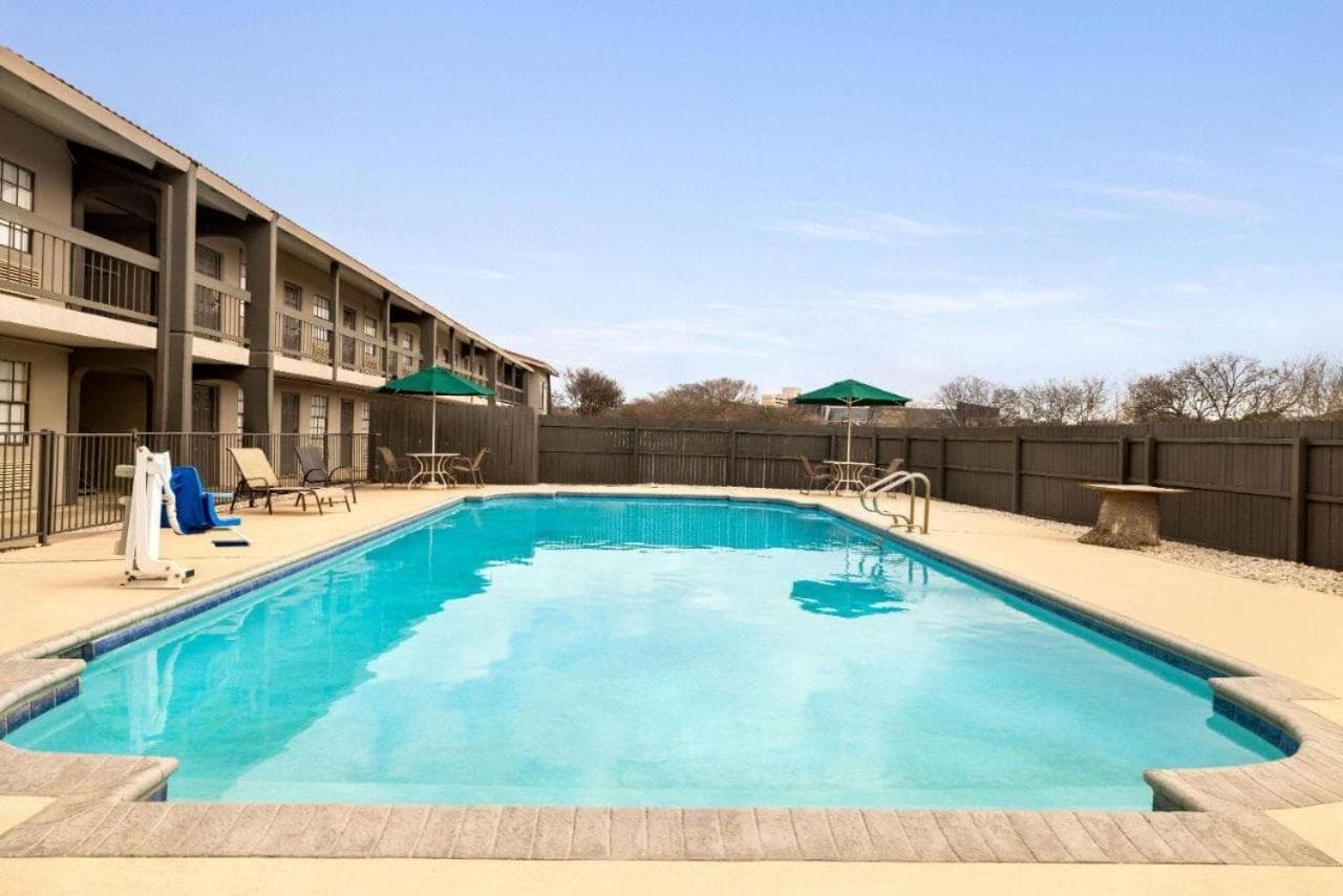 La Quinta Inn by Wyndham Corpus Christi North gallery photo in Corpus Christi, TX — image 130