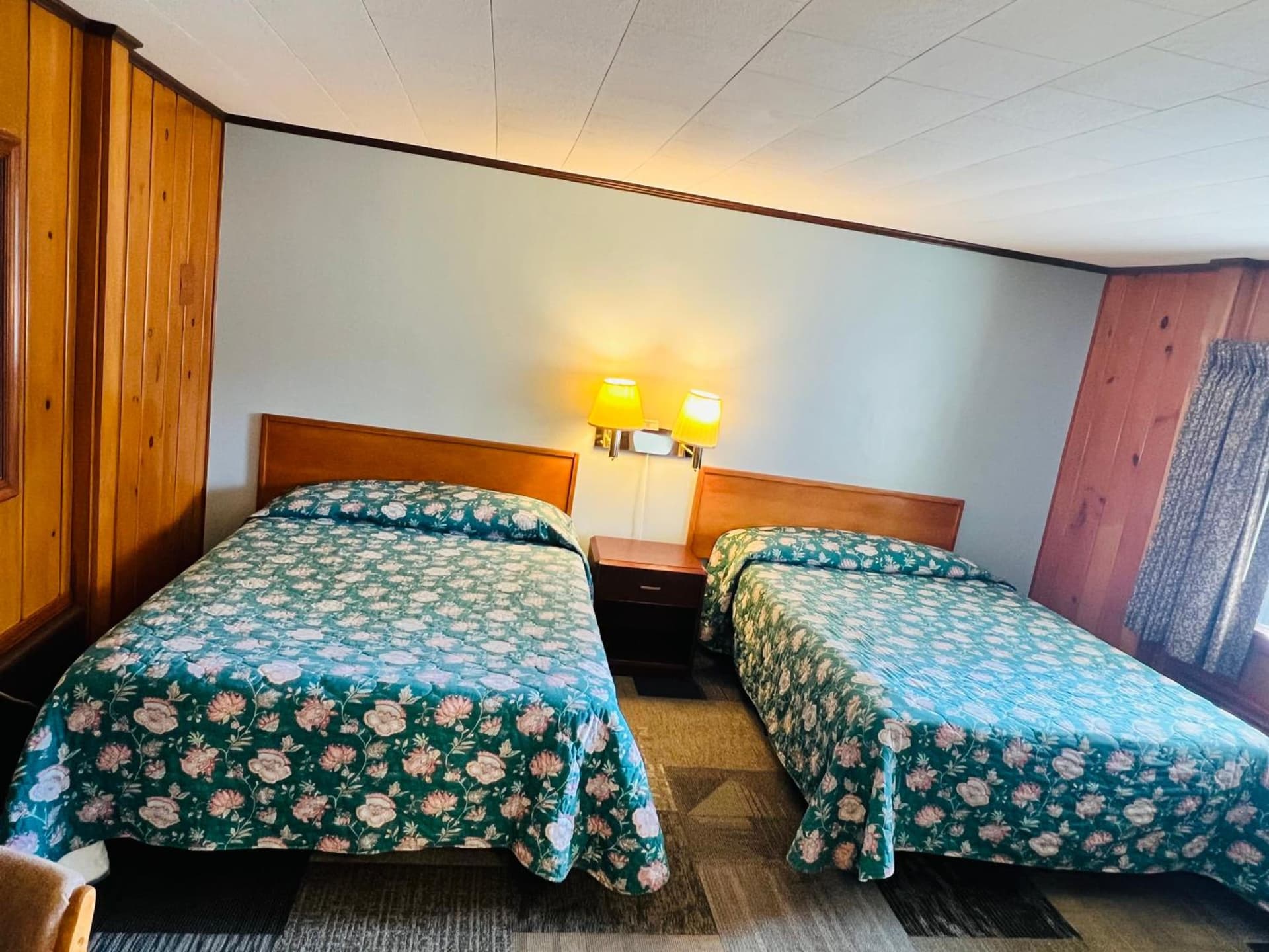 Sun N Snow Hotel interior in Cadillac, MI — gallery photo 2