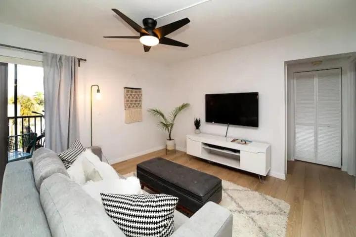 Stroll to Siesta Beach from Serene Condo + (bikes) interior in Siesta Key, FL — gallery photo 2
