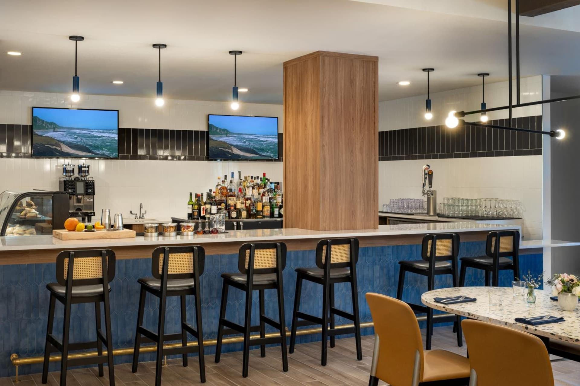 Delta Hotels by Marriott Jacksonville Deerwood gallery photo in Jacksonville, FL — image 28