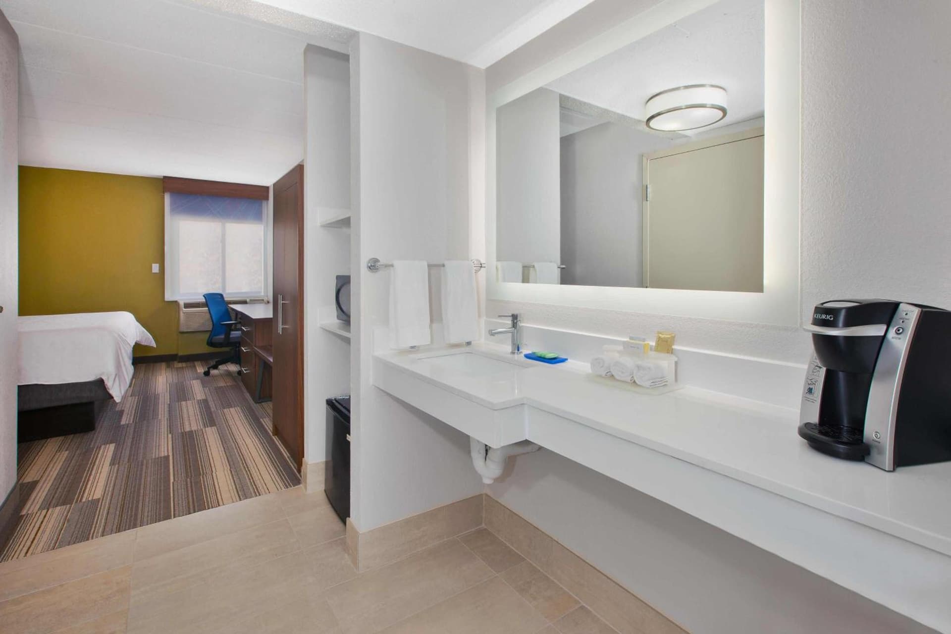 Holiday Inn Express Fairfax-Arlington Boulevard by IHG property views in Fairfax, VA — gallery photo 3