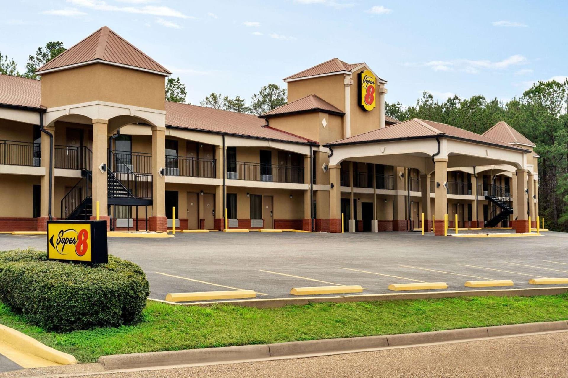 Super 8 by Wyndham Pearl/Jackson/East featured exterior or lobby in Pearl, MS — similar hotel