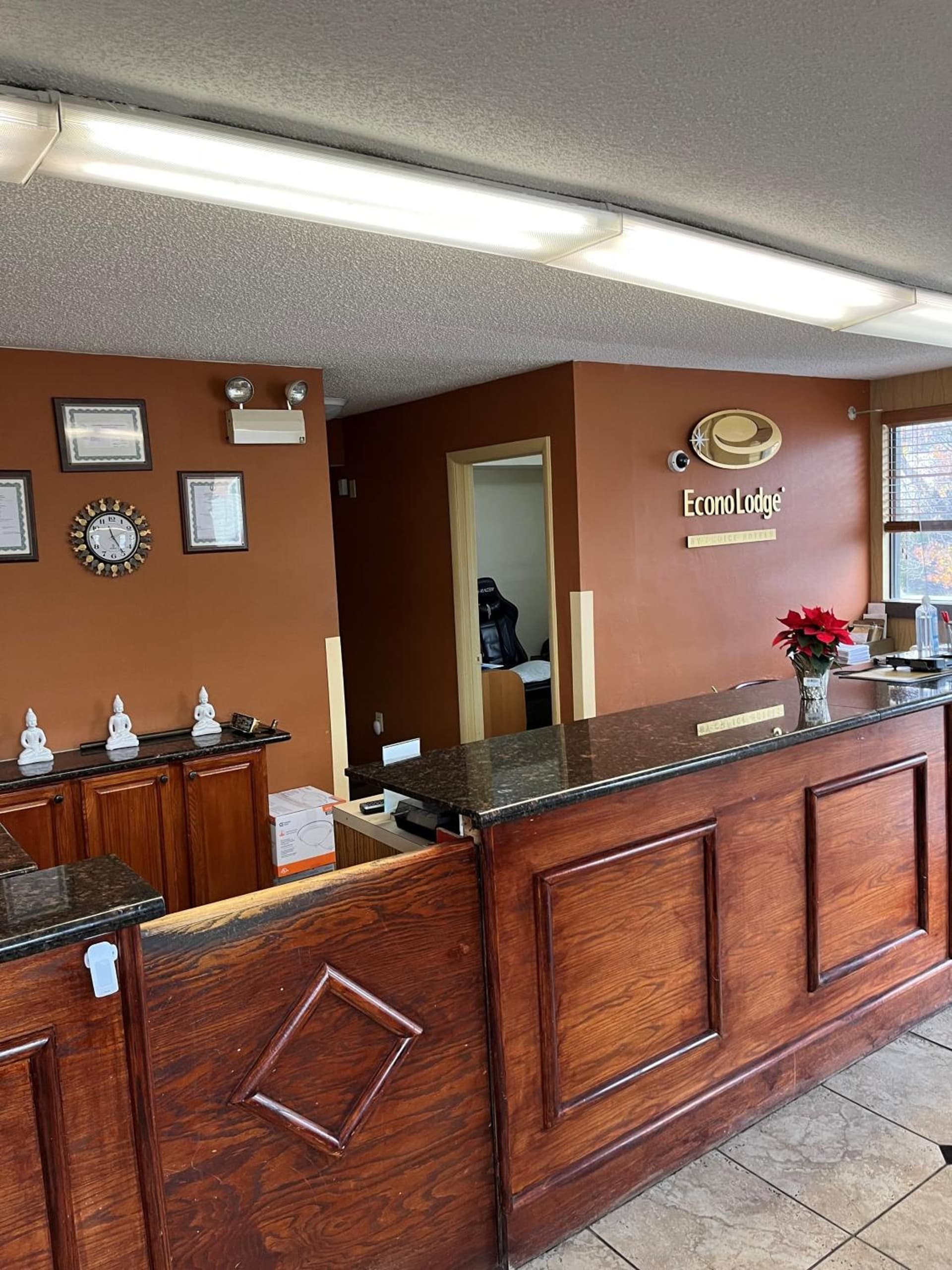 Red Carpet Inn Quantico interior in Dumfries, VA — gallery photo 2