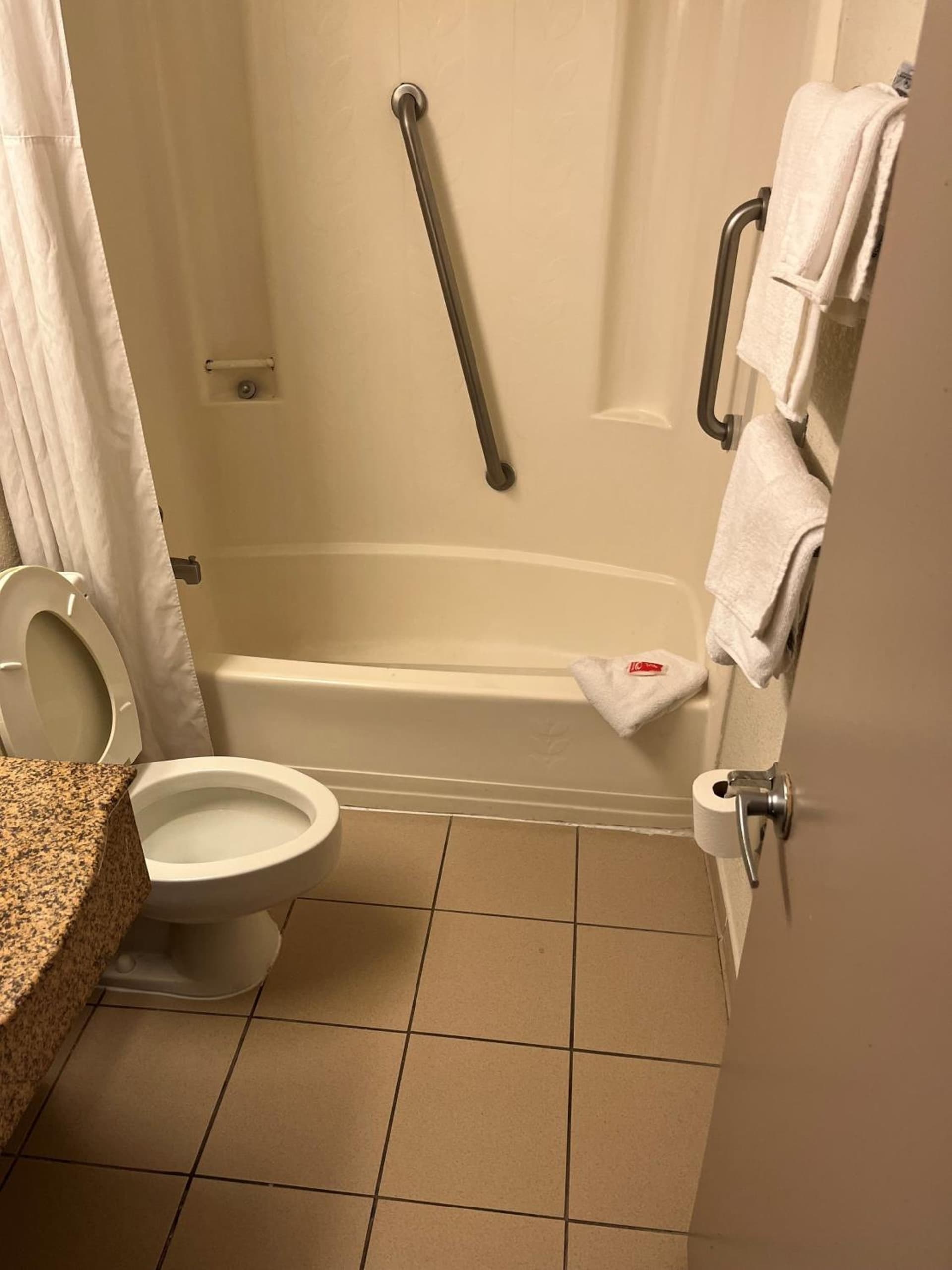 Red Carpet Inn Quantico property views in Dumfries, VA — gallery photo 3
