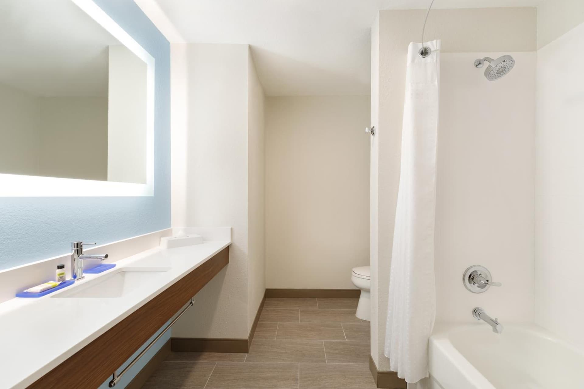 Holiday Inn Express Hotel & Suites Lavonia by IHG interior in Lavonia, GA — gallery photo 2
