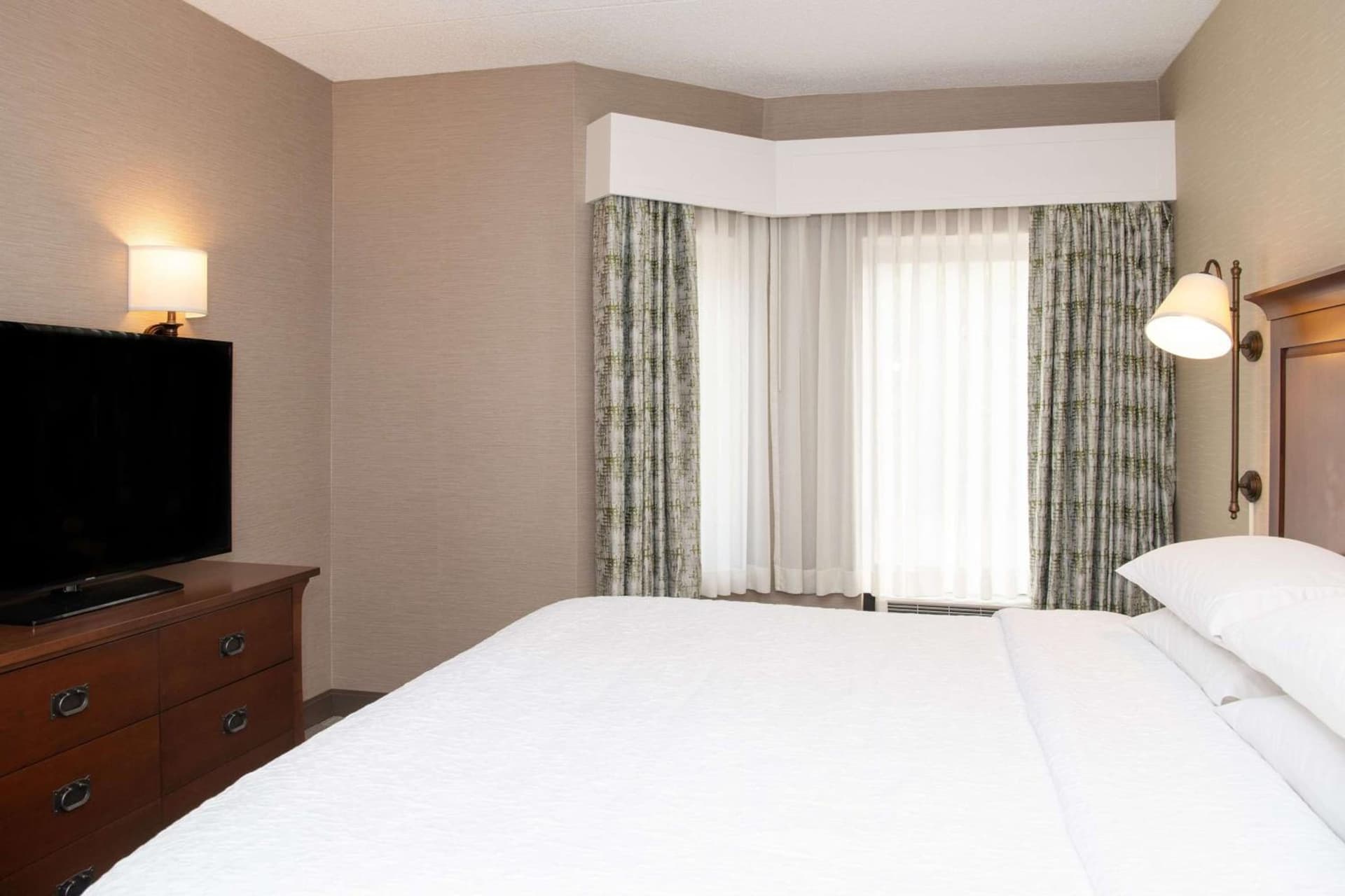 Hampton Inn & Suites Rochester/Victor interior in Victor — gallery photo 2