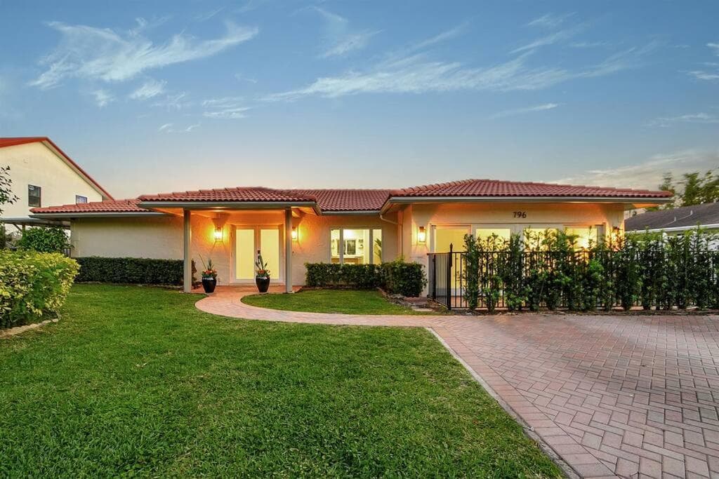 Tropical Palms House featured exterior or lobby in Delray Beach, FL — similar hotel