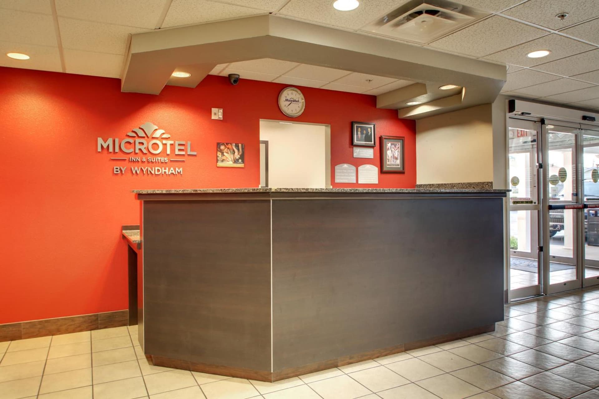 Microtel Inn & Suites by Wyndham Tuscaloosa interior in Tuscaloosa, AL — gallery photo 2