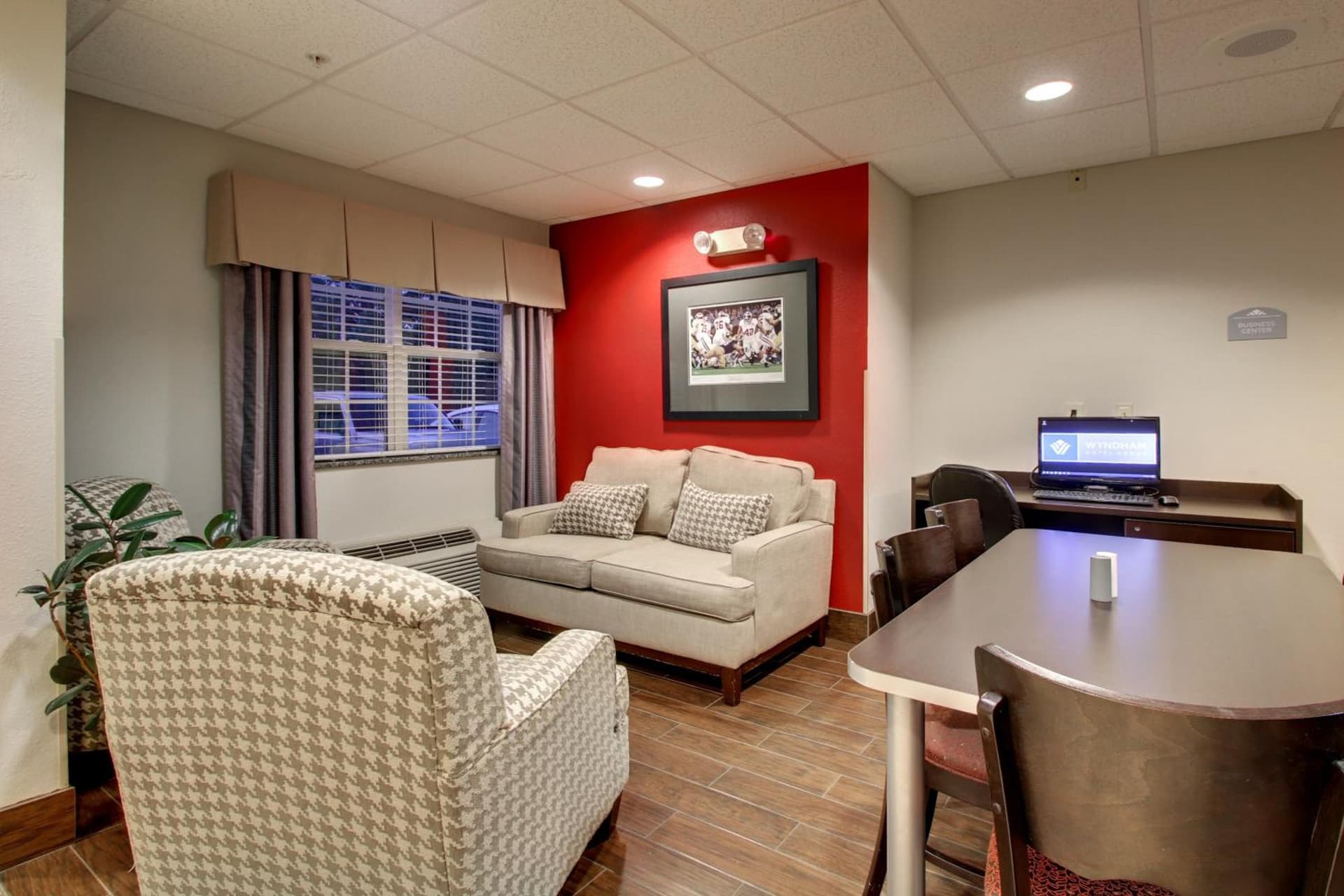 Microtel Inn & Suites by Wyndham Tuscaloosa gallery photo in Tuscaloosa, AL — image 10