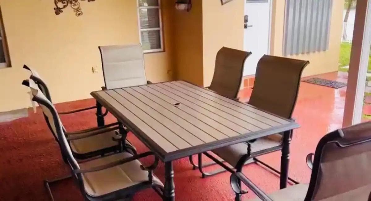 Cozy lakeside suite with private bath & entrance — hotel in Pembroke Pines, Florida