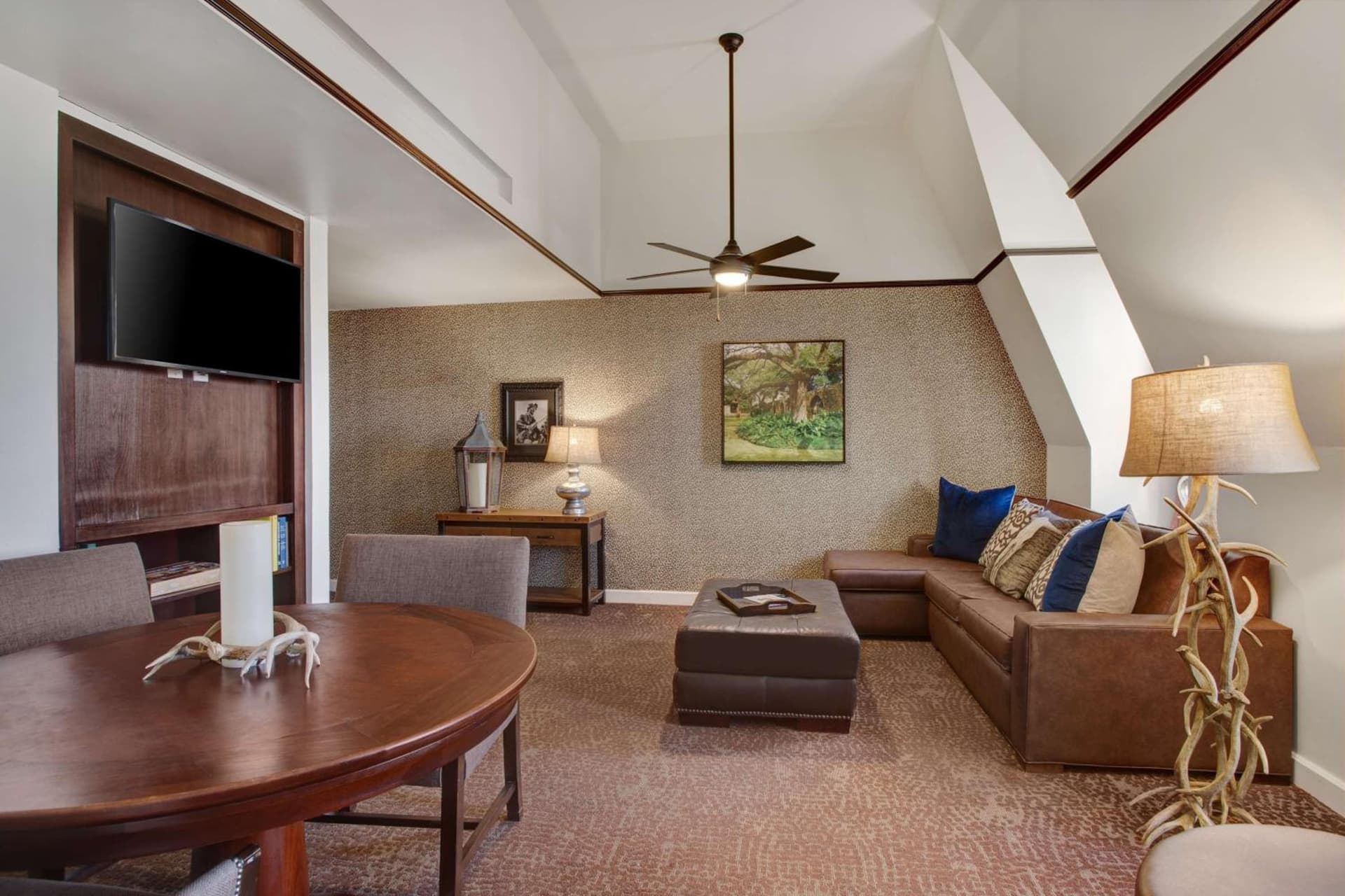 The Emily Morgan Hotel - A DoubleTree by Hilton gallery photo in San Antonio, TX — image 19