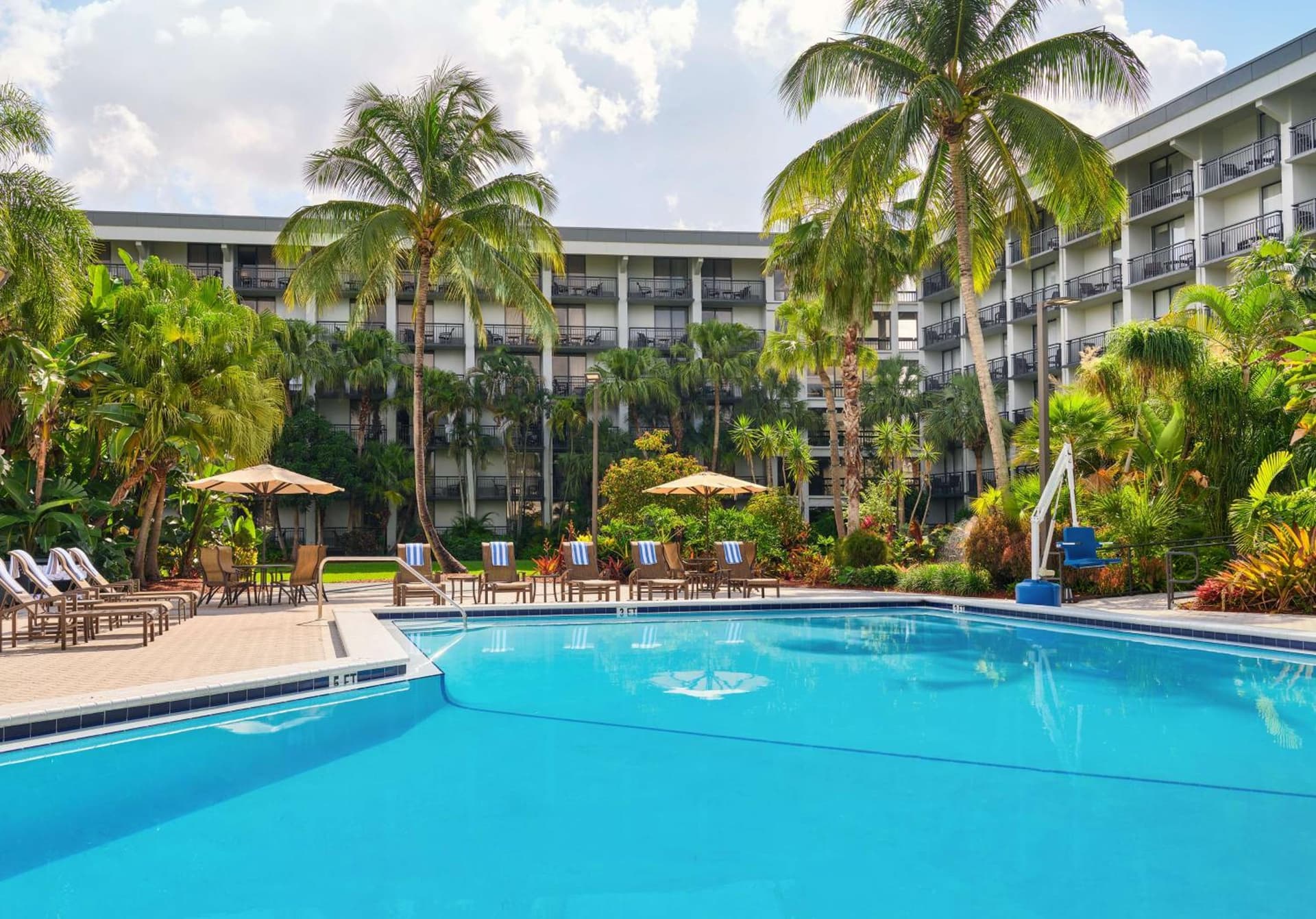 DoubleTree by Hilton Palm Beach Gardens interior in Palm Beach Gardens, FL — gallery photo 2