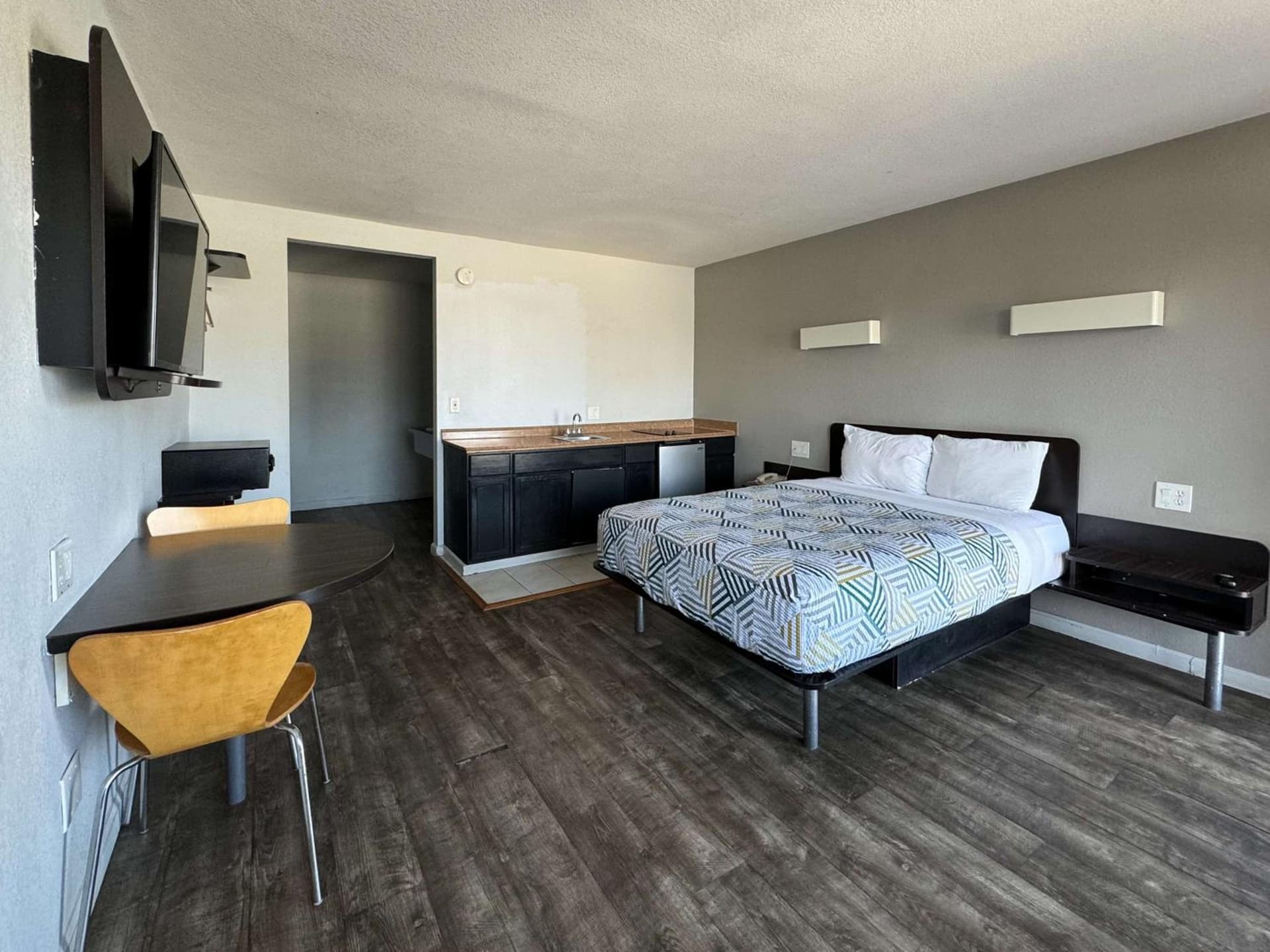 Motel 6-Delano, CA interior in Delano, CA — gallery photo 2
