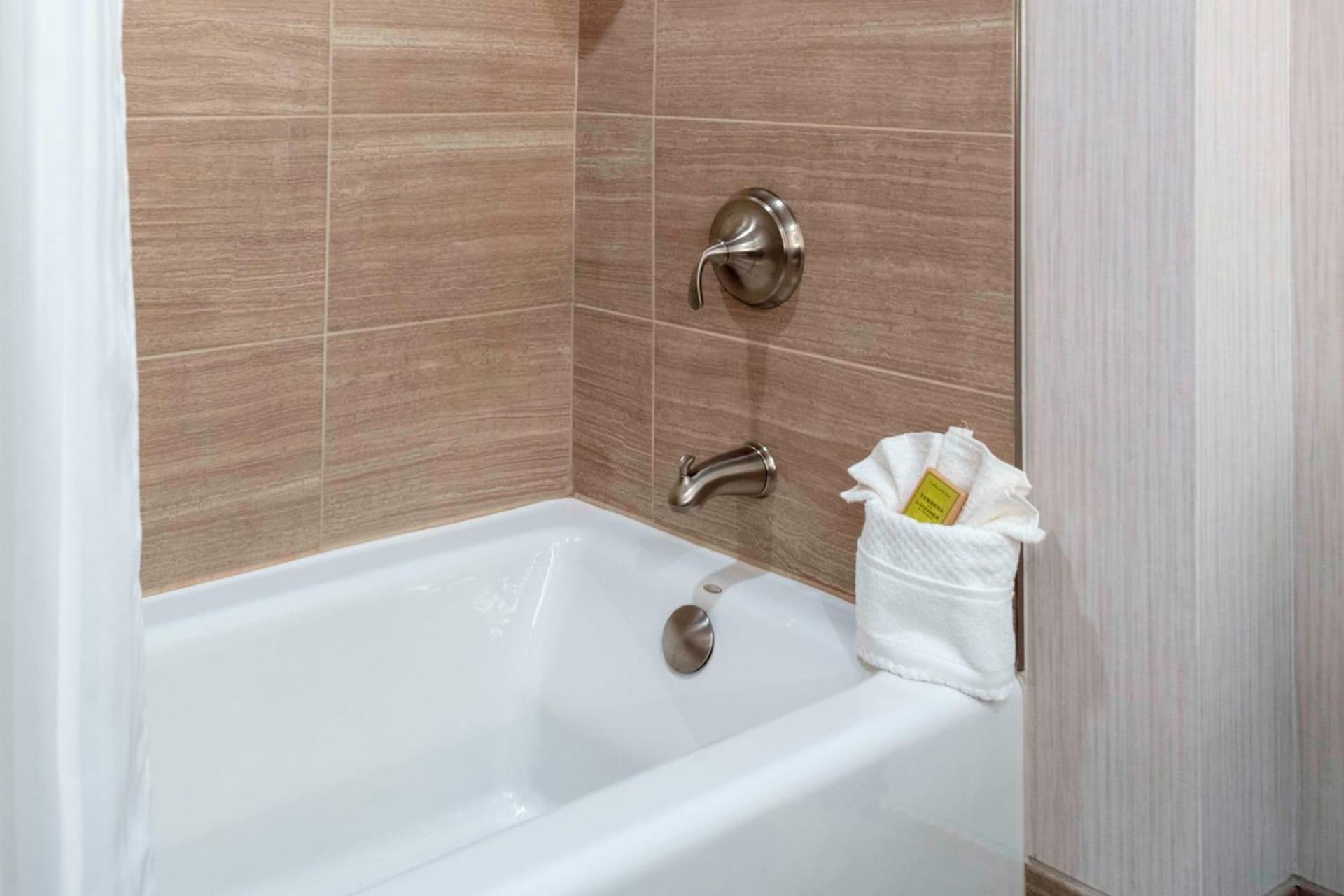 DoubleTree by Hilton Hotel Burlington Vermont gallery photo in Burlington, VT — image 15
