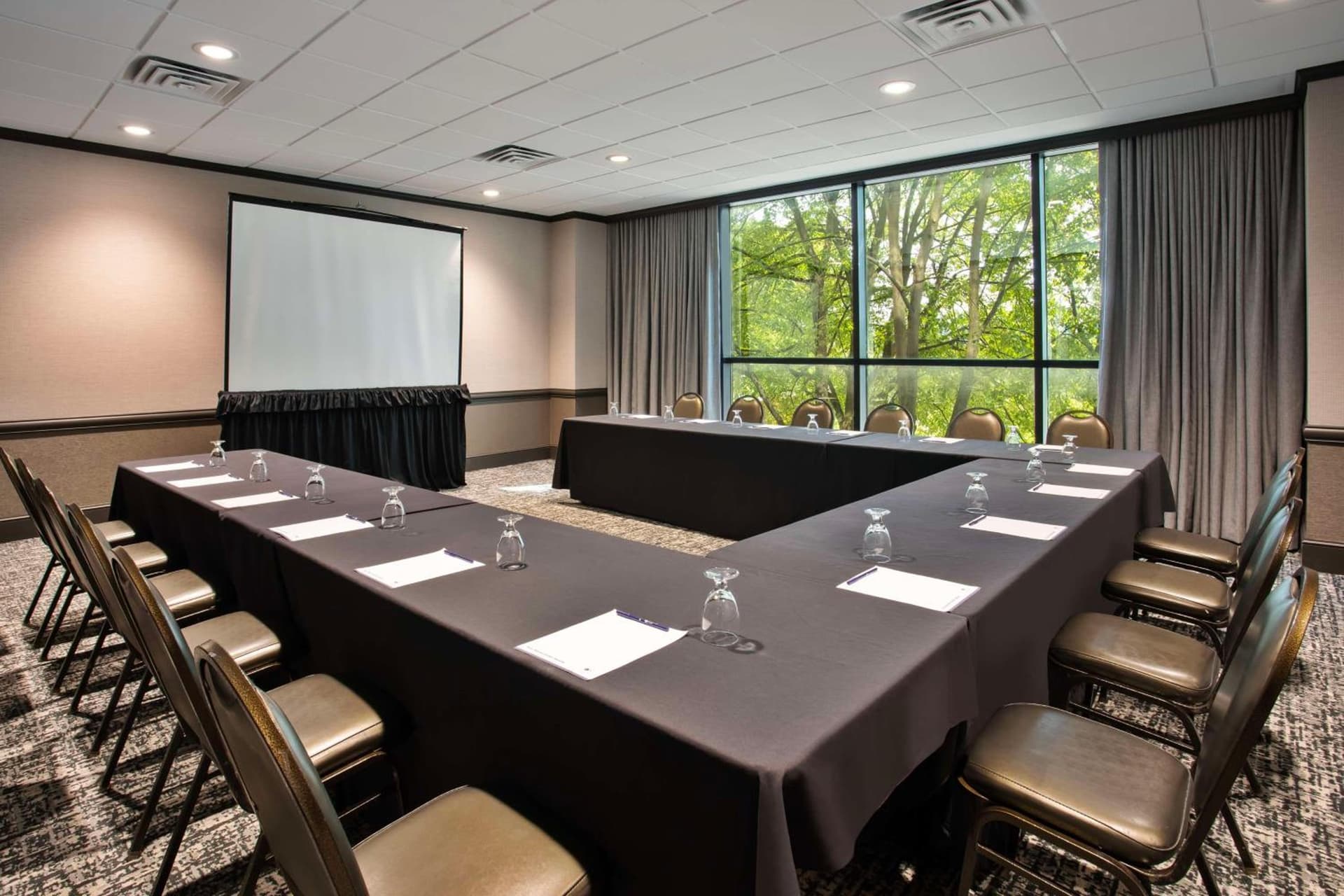DoubleTree by Hilton Lansing gallery photo in Lansing, MI — image 71