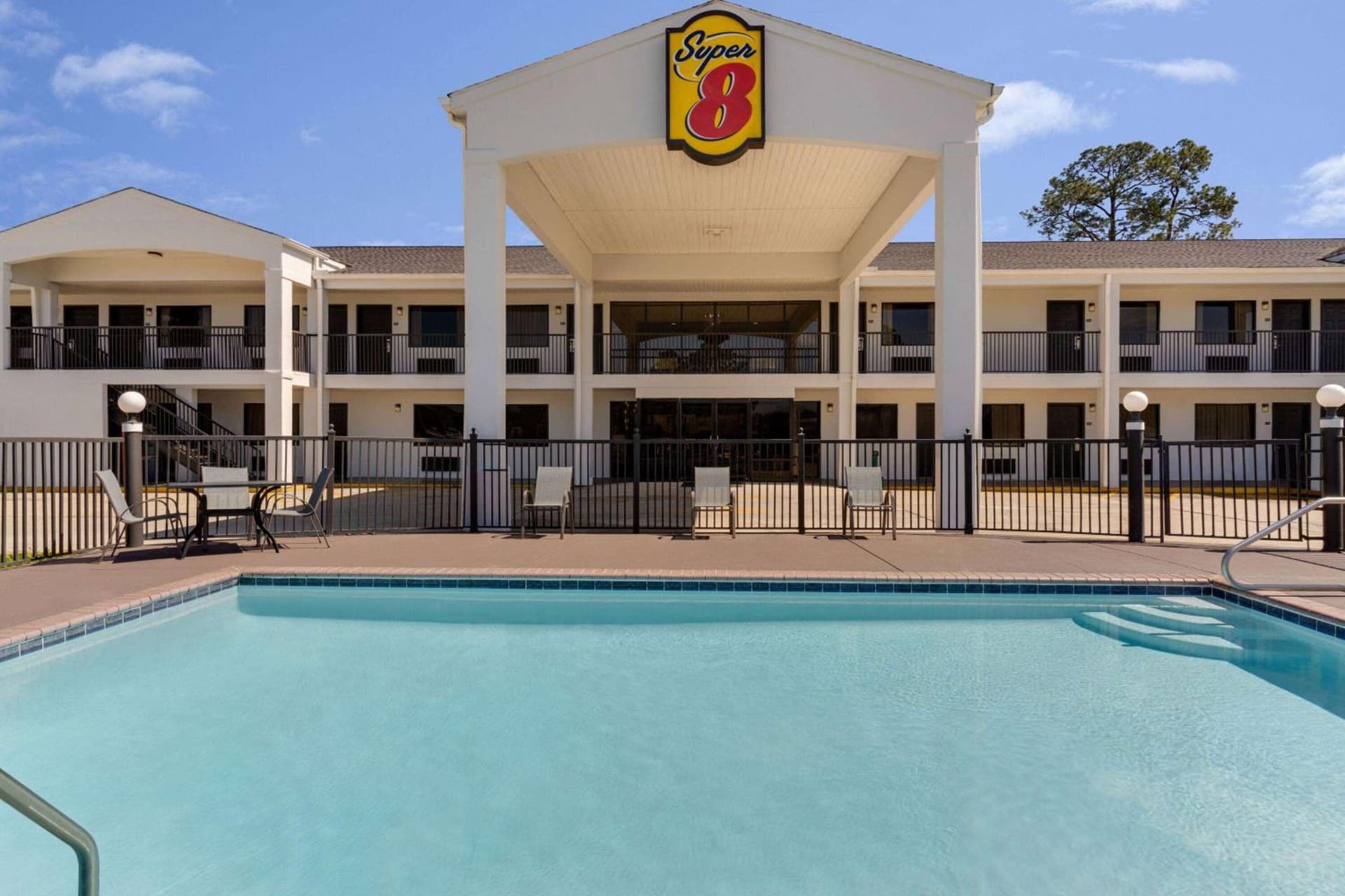 Super 8 by Wyndham Ocean Springs Biloxi property views in Ocean Springs, MS — gallery photo 3