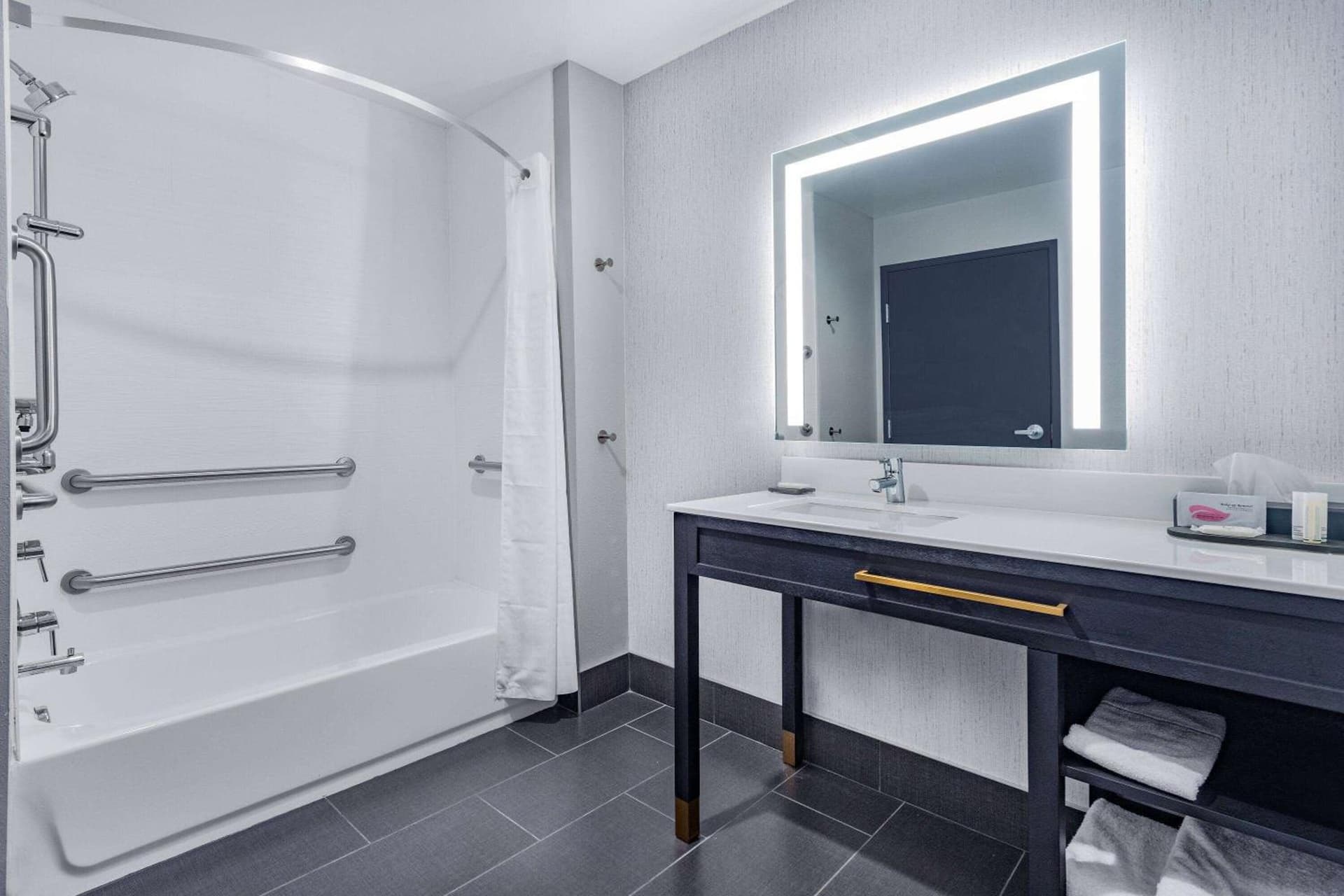 LaQuinta Suites by Wyndham South Bend Notre Dame Area gallery photo in South Bend, IN — image 8